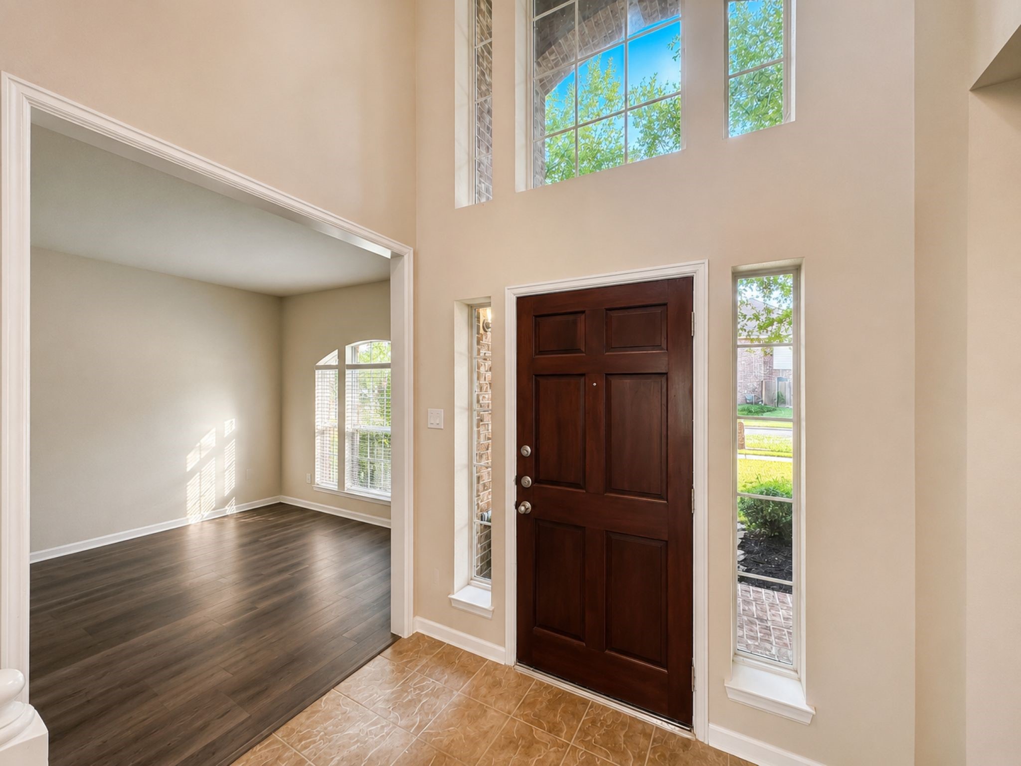 501 Falcon Lake Drive Property Photo 4