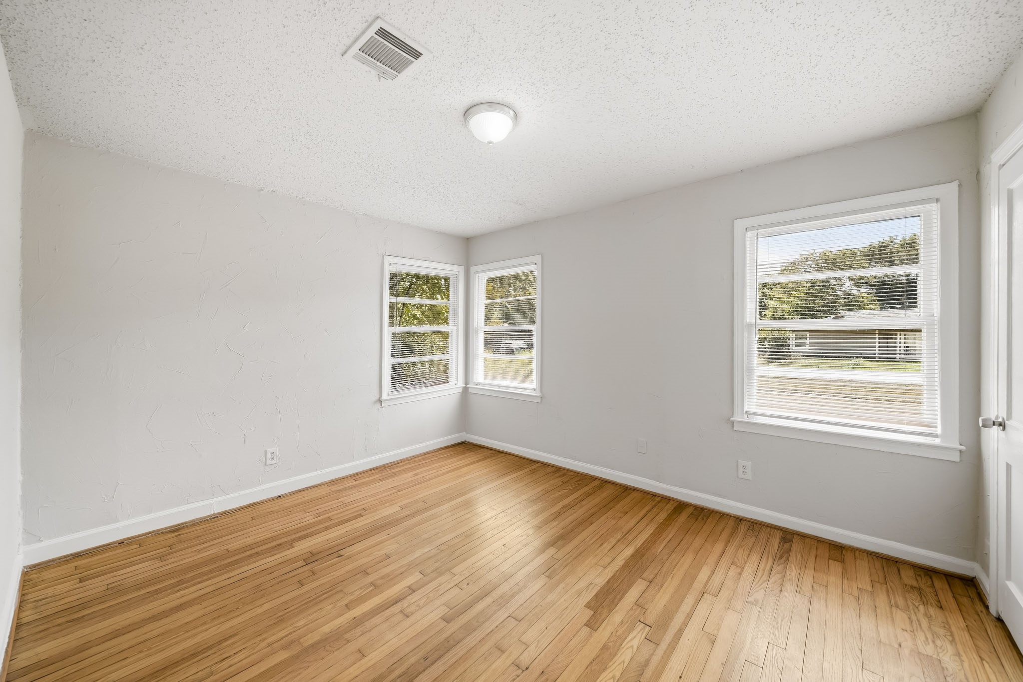 5417 Kenilwood Drive Property Photo 3