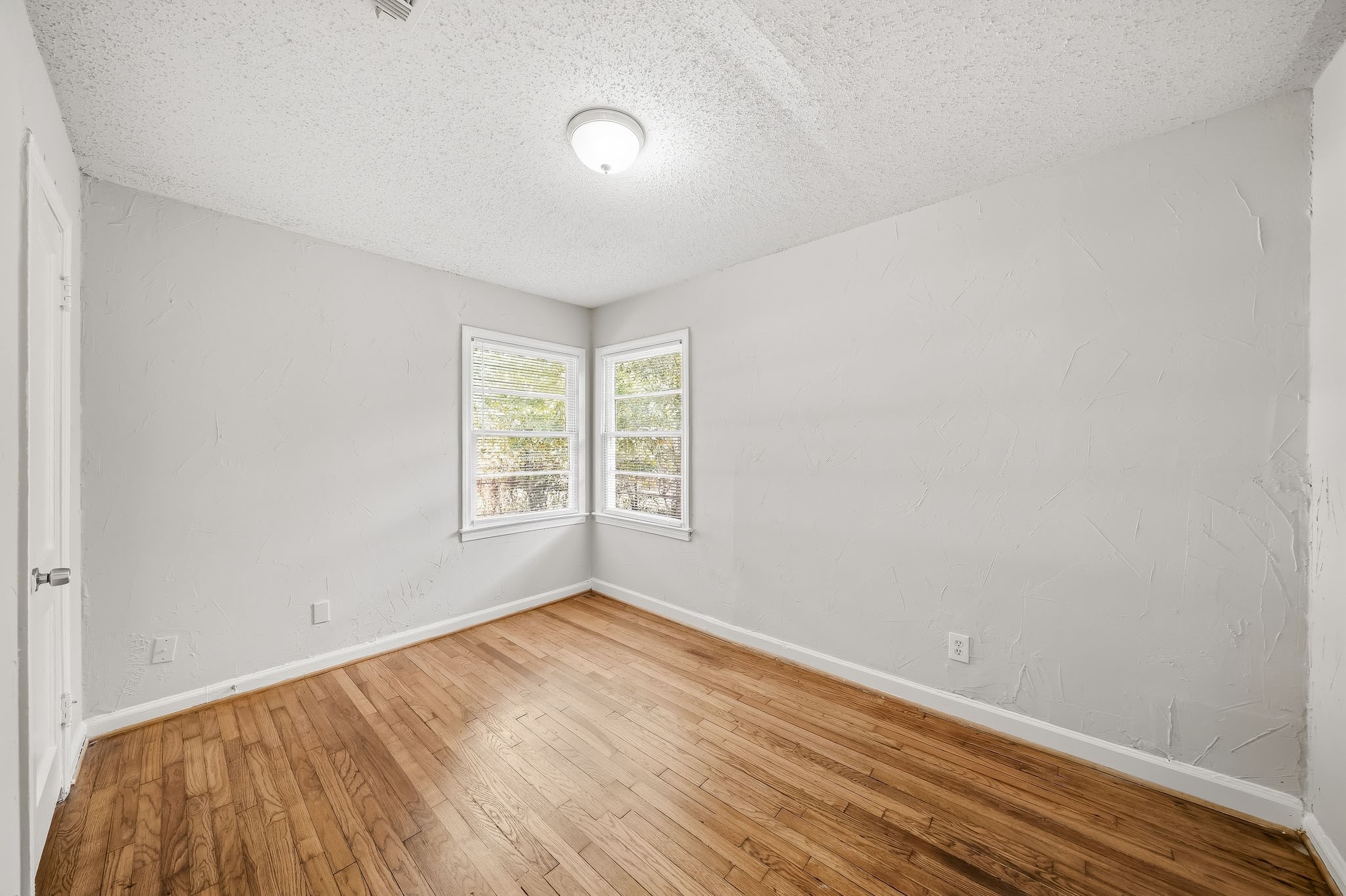 5417 Kenilwood Drive Property Photo 4