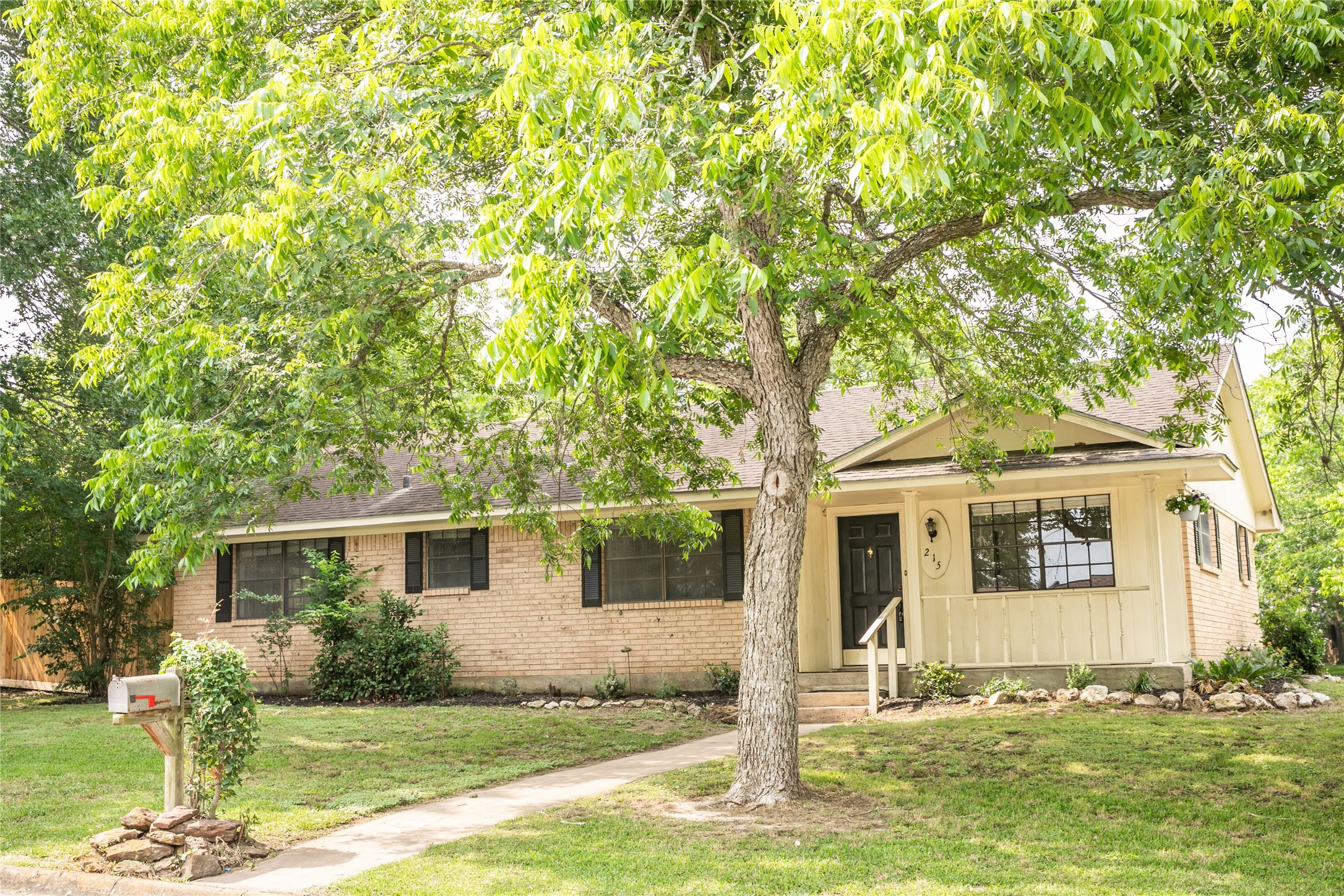 215 Edward Lane Property Photo 1