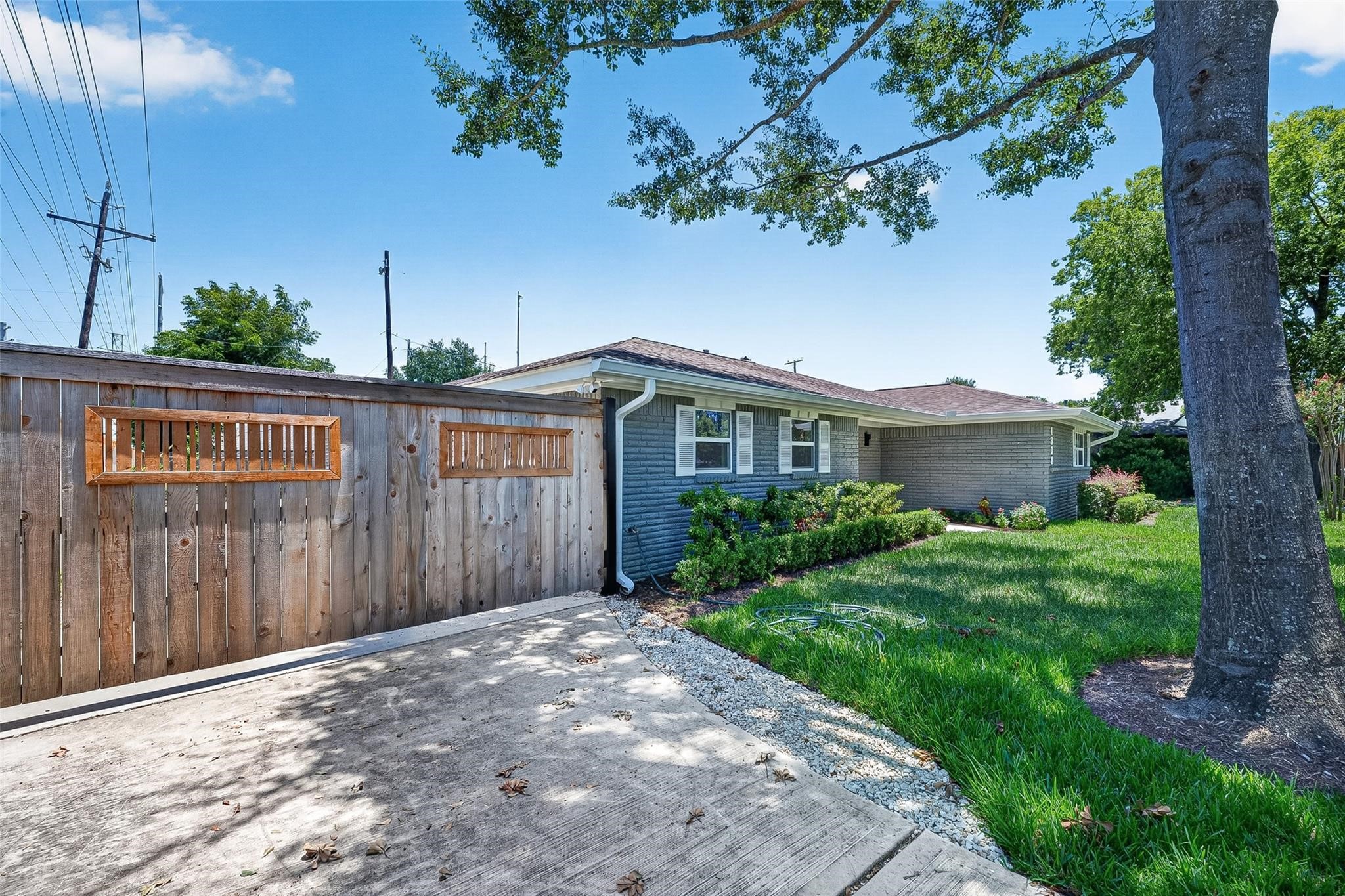 1338 Seaspray Court Property Photo 3