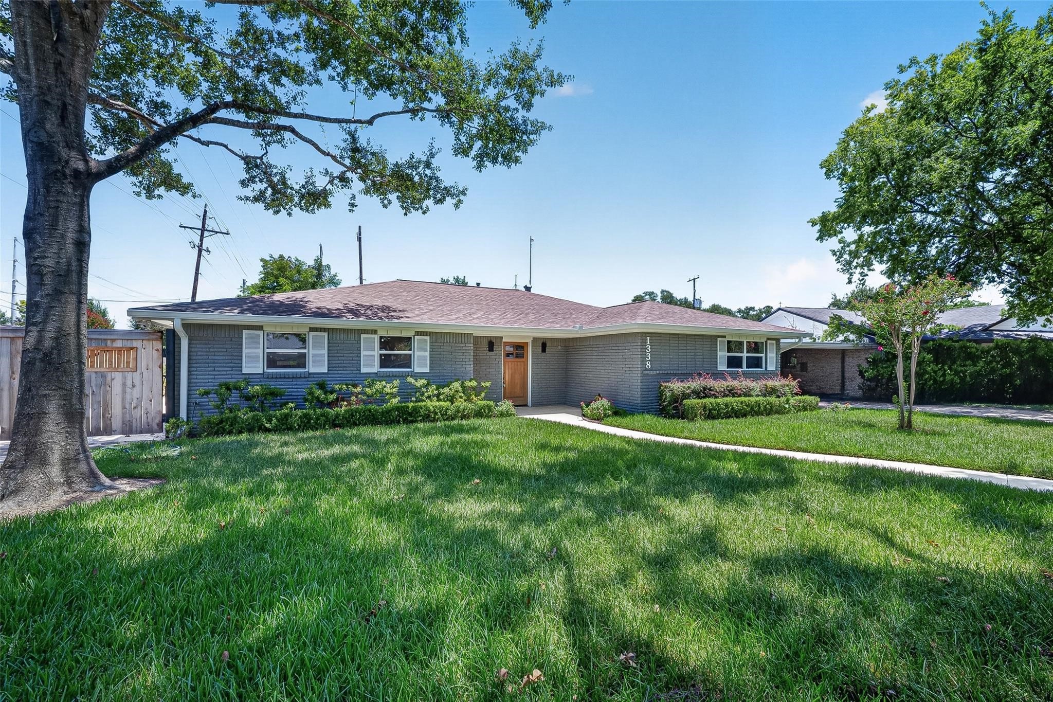 1338 Seaspray Court Property Photo 4