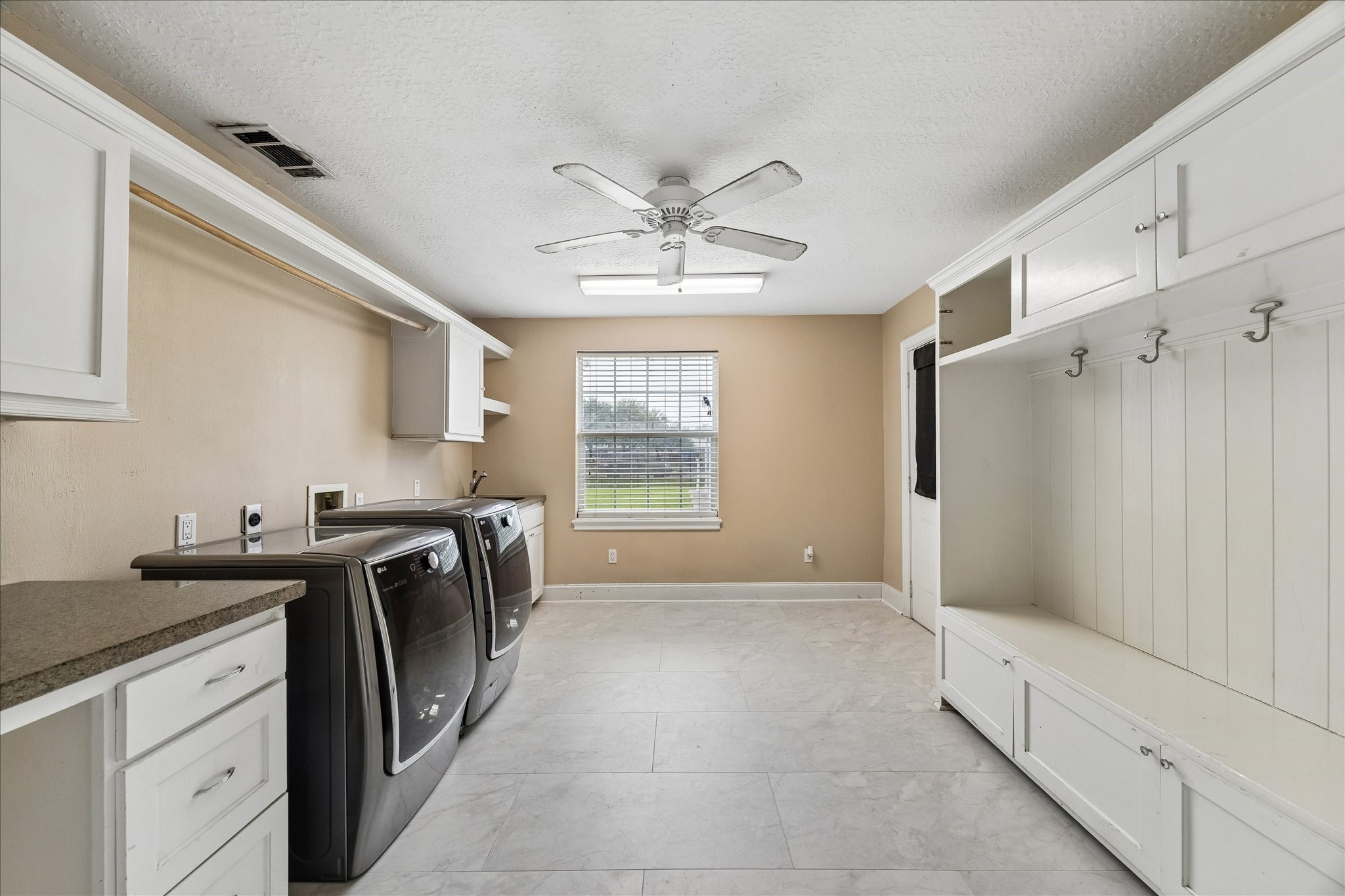 1330 Des Jardines Street Property Photo 6