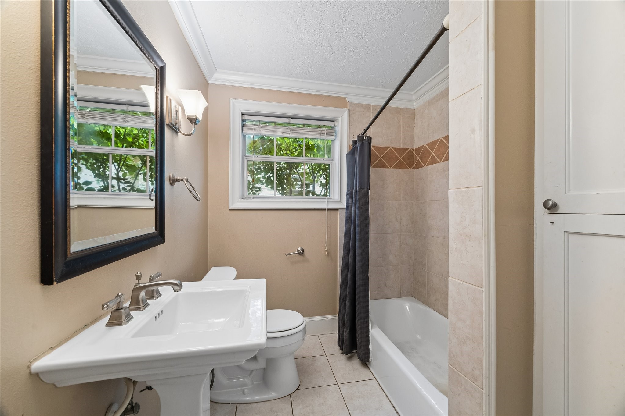 1330 Des Jardines Street Property Photo 7