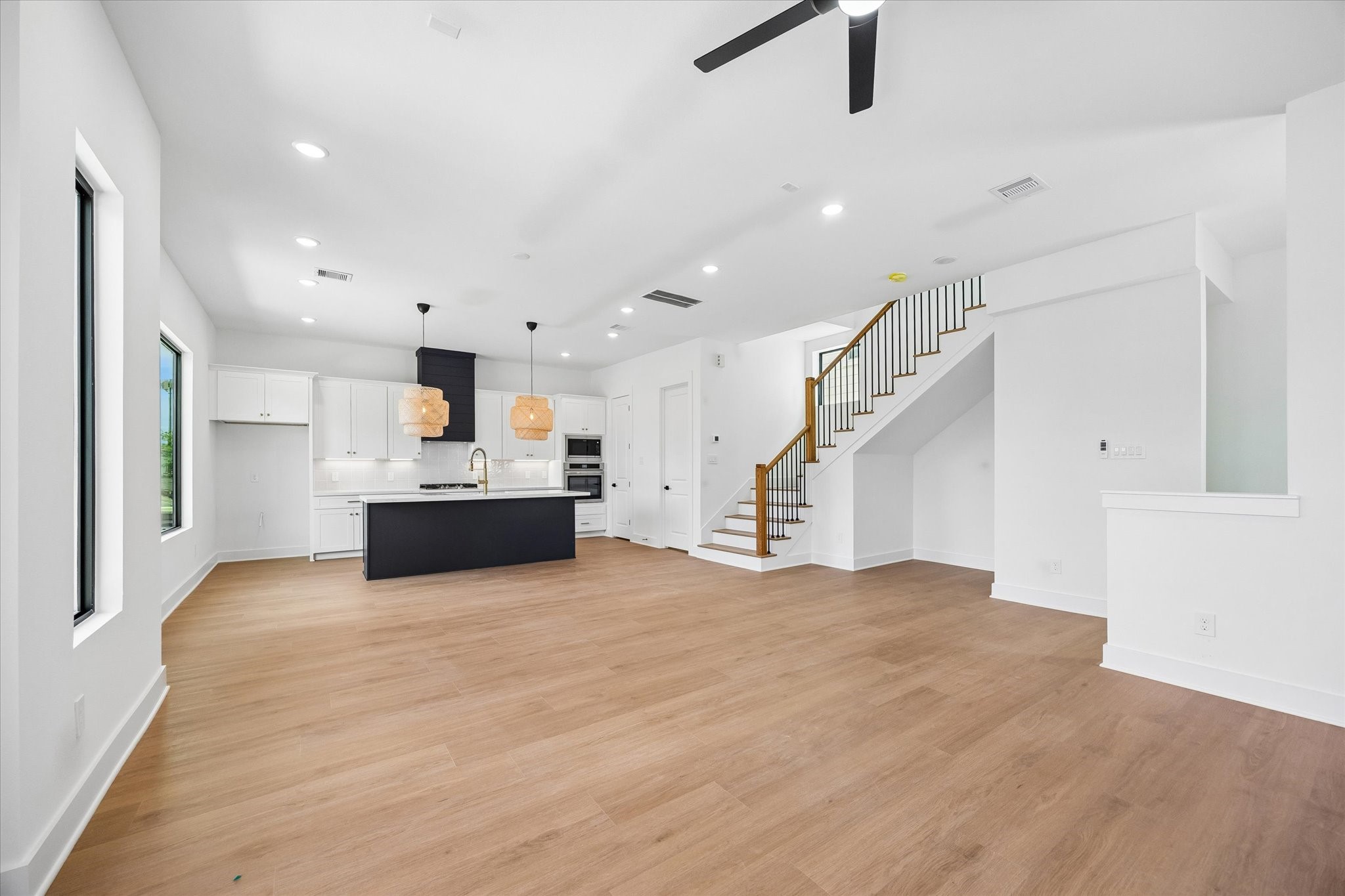 1325 W 22nd Street Property Photo 3