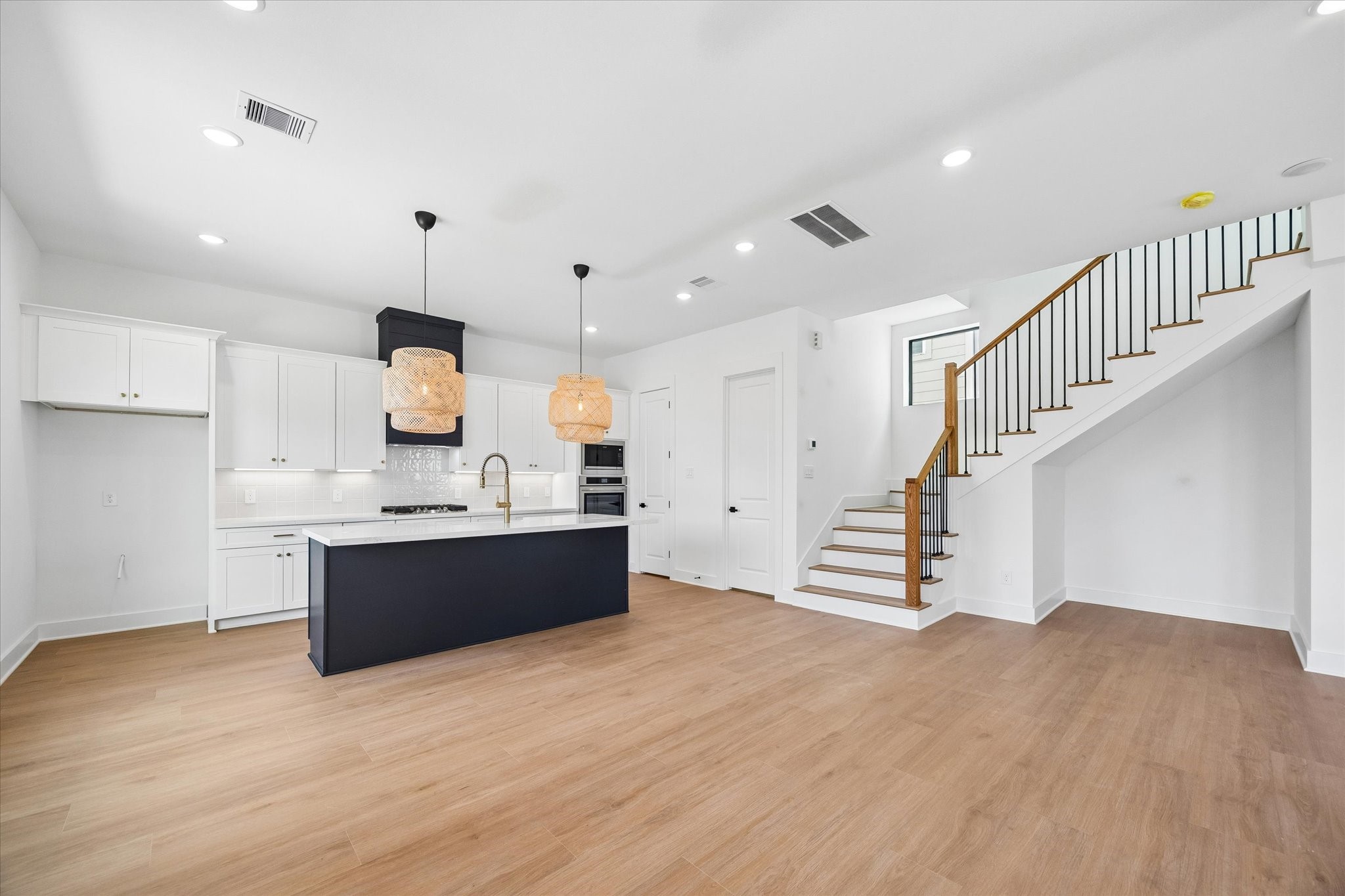 1325 W 22nd Street Property Photo 4