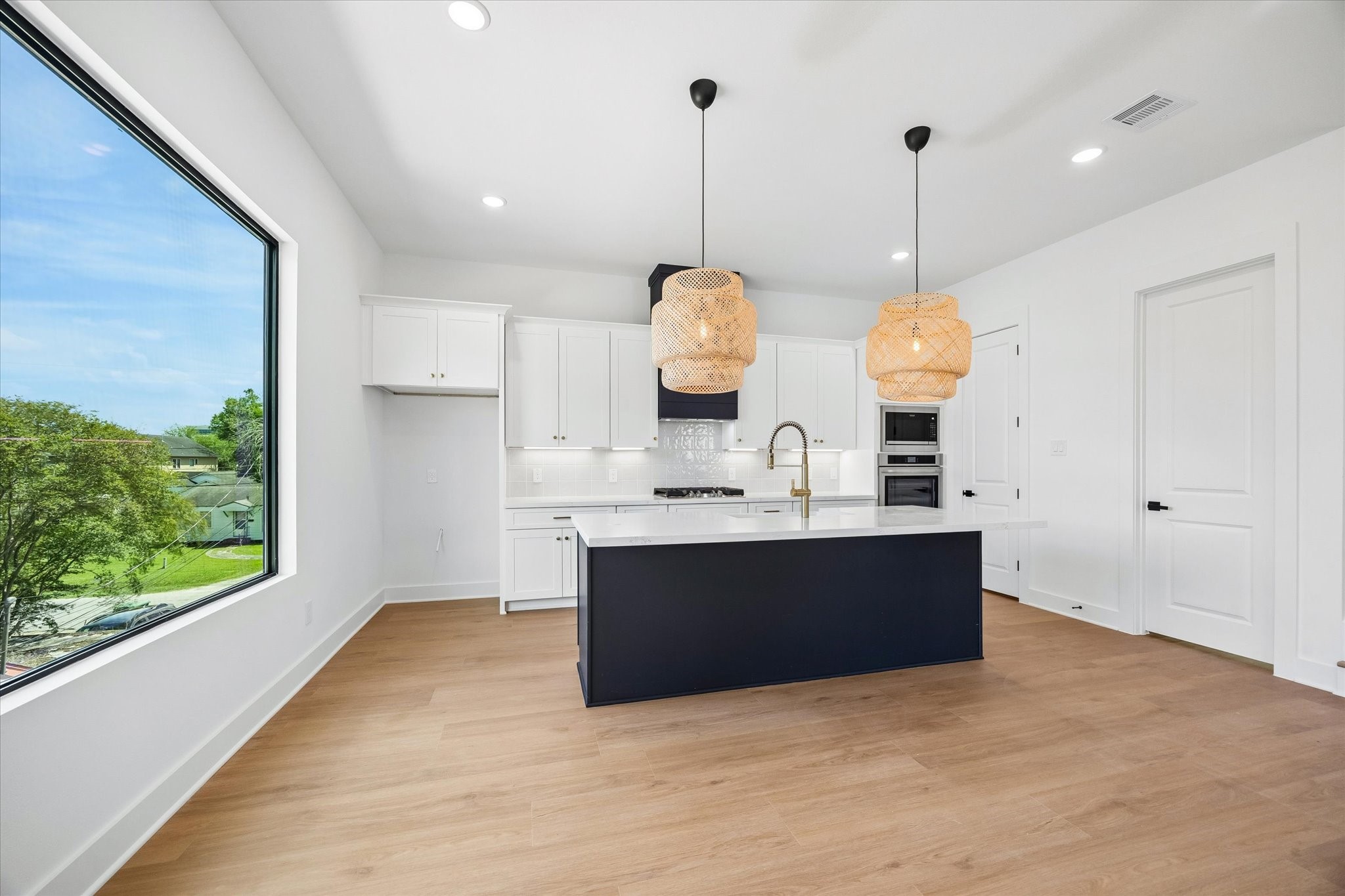 1325 W 22nd Street Property Photo 6