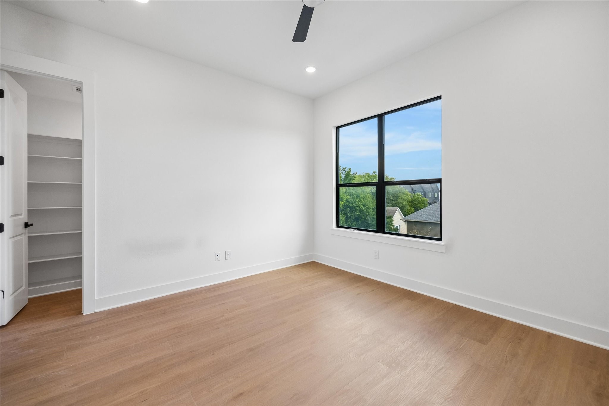 1325 W 22nd Street Property Photo 16