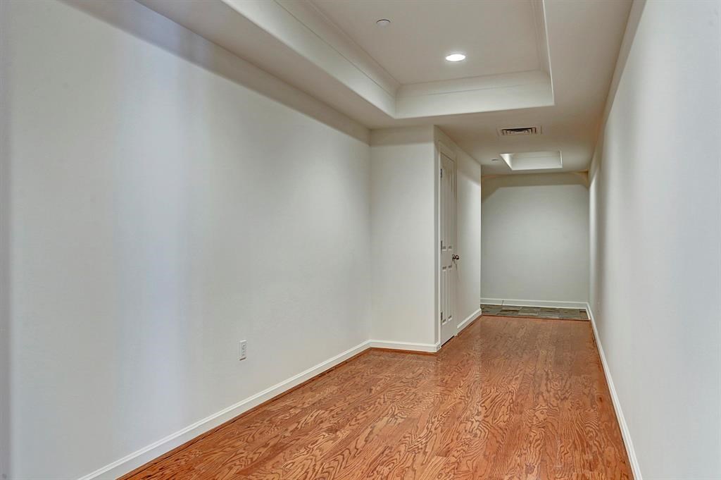 914 Main Street 1806 Property Photo 3