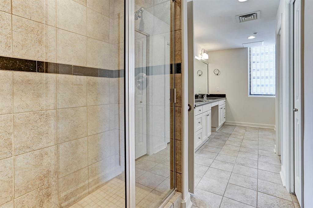 914 Main Street 1806 Property Photo 6