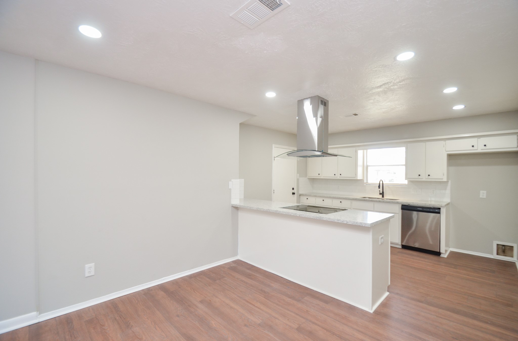 123 Cypress Lane N Property Photo 7
