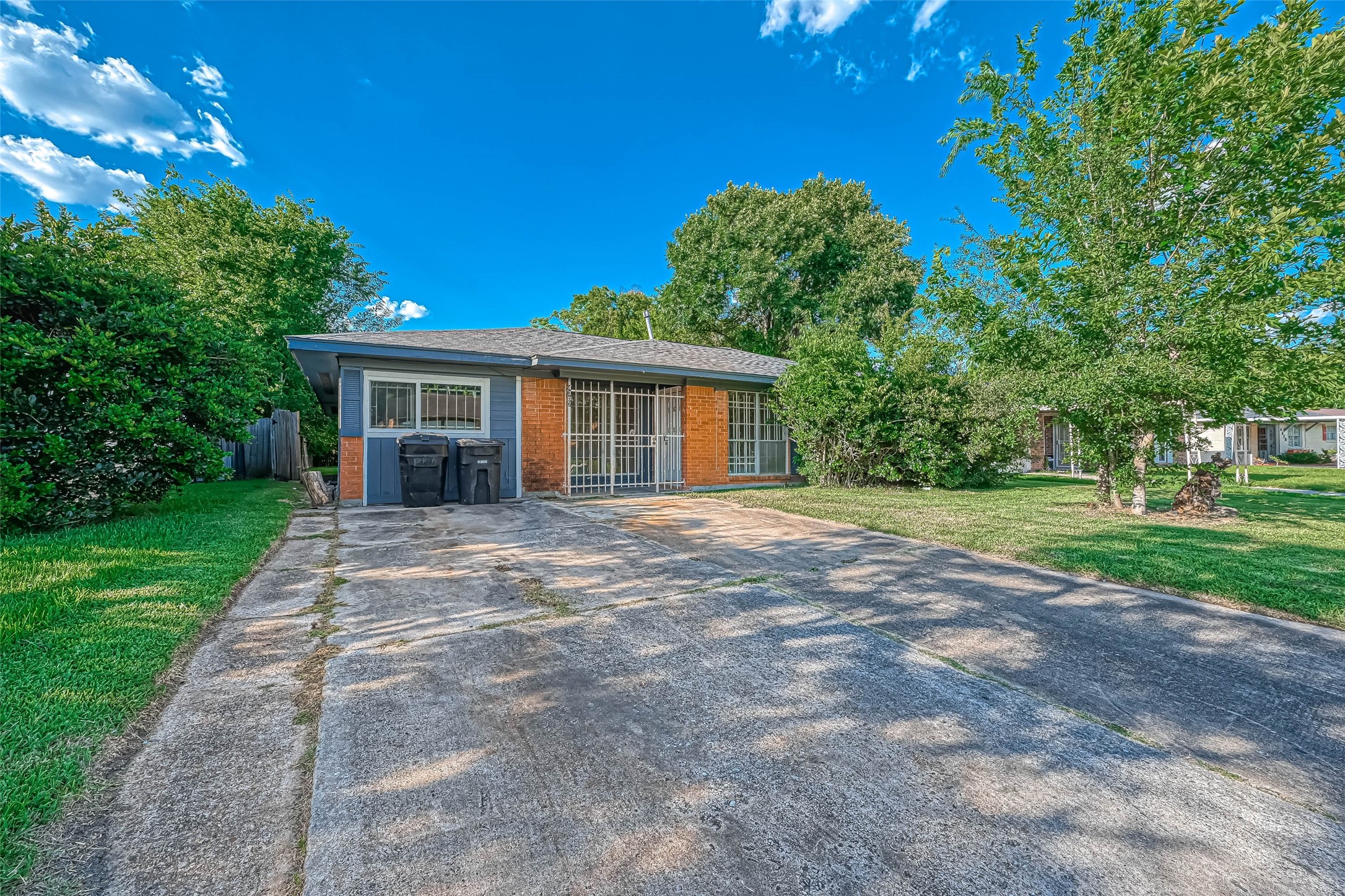 4307 Akard Street Property Photo 2