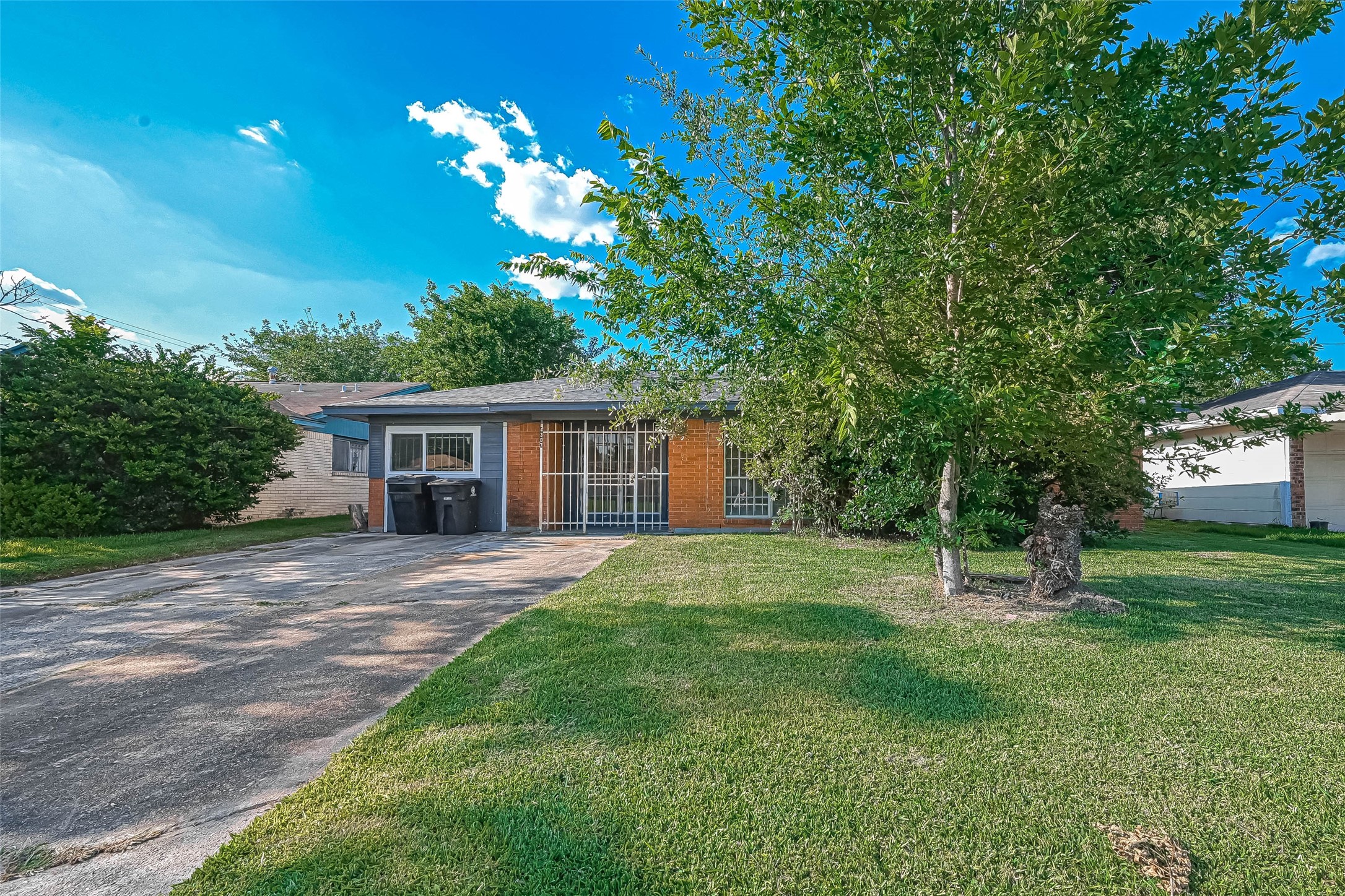 4307 Akard Street Property Photo 3