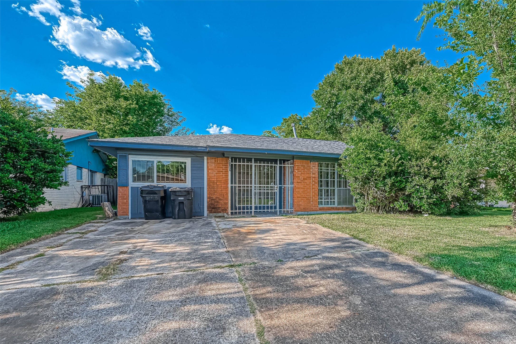 4307 Akard Street Property Photo 4