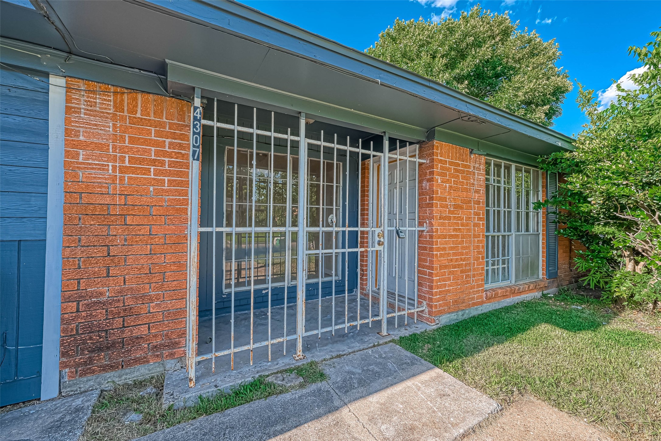 4307 Akard Street Property Photo 7