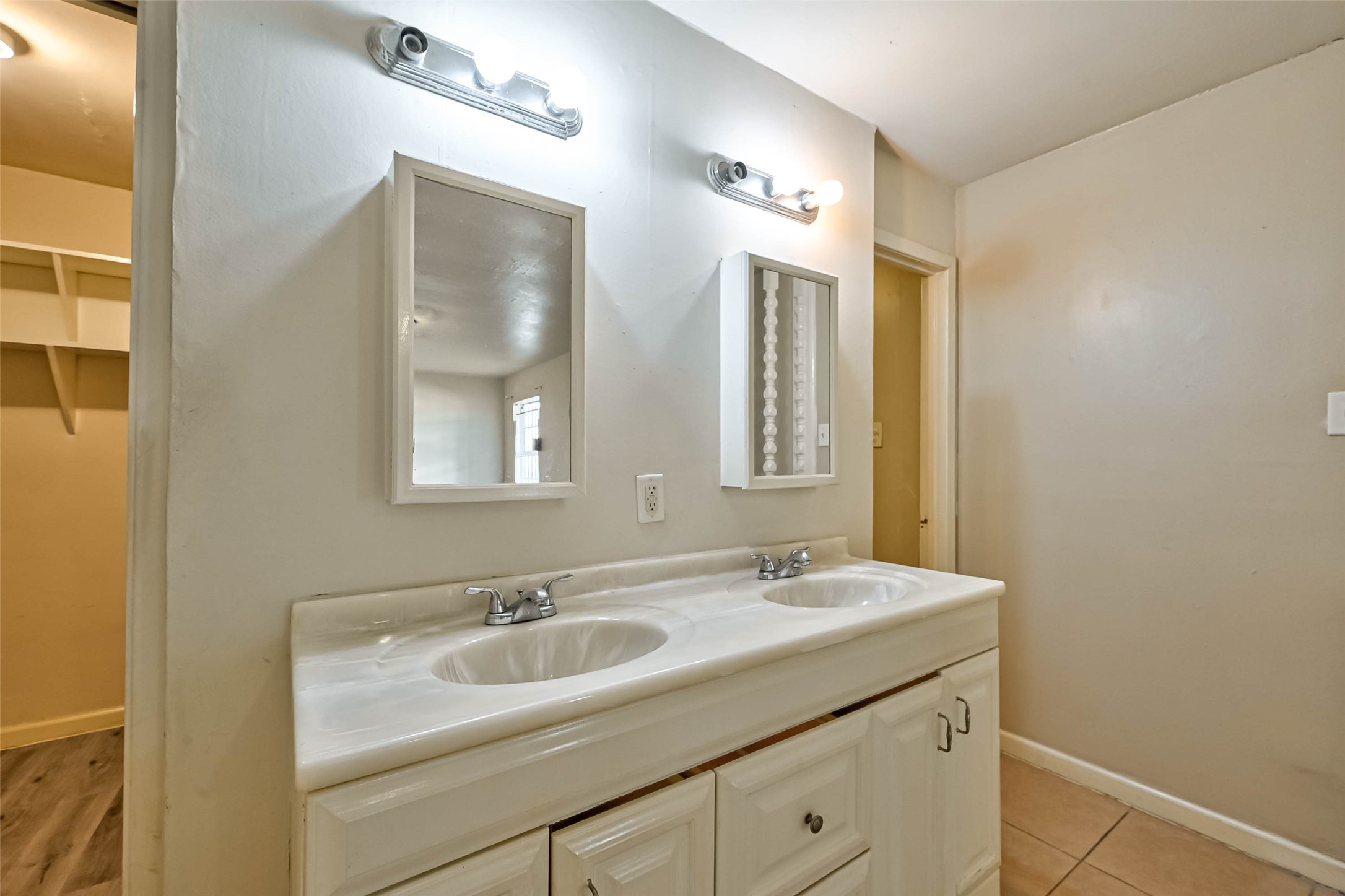 4307 Akard Street Property Photo 8