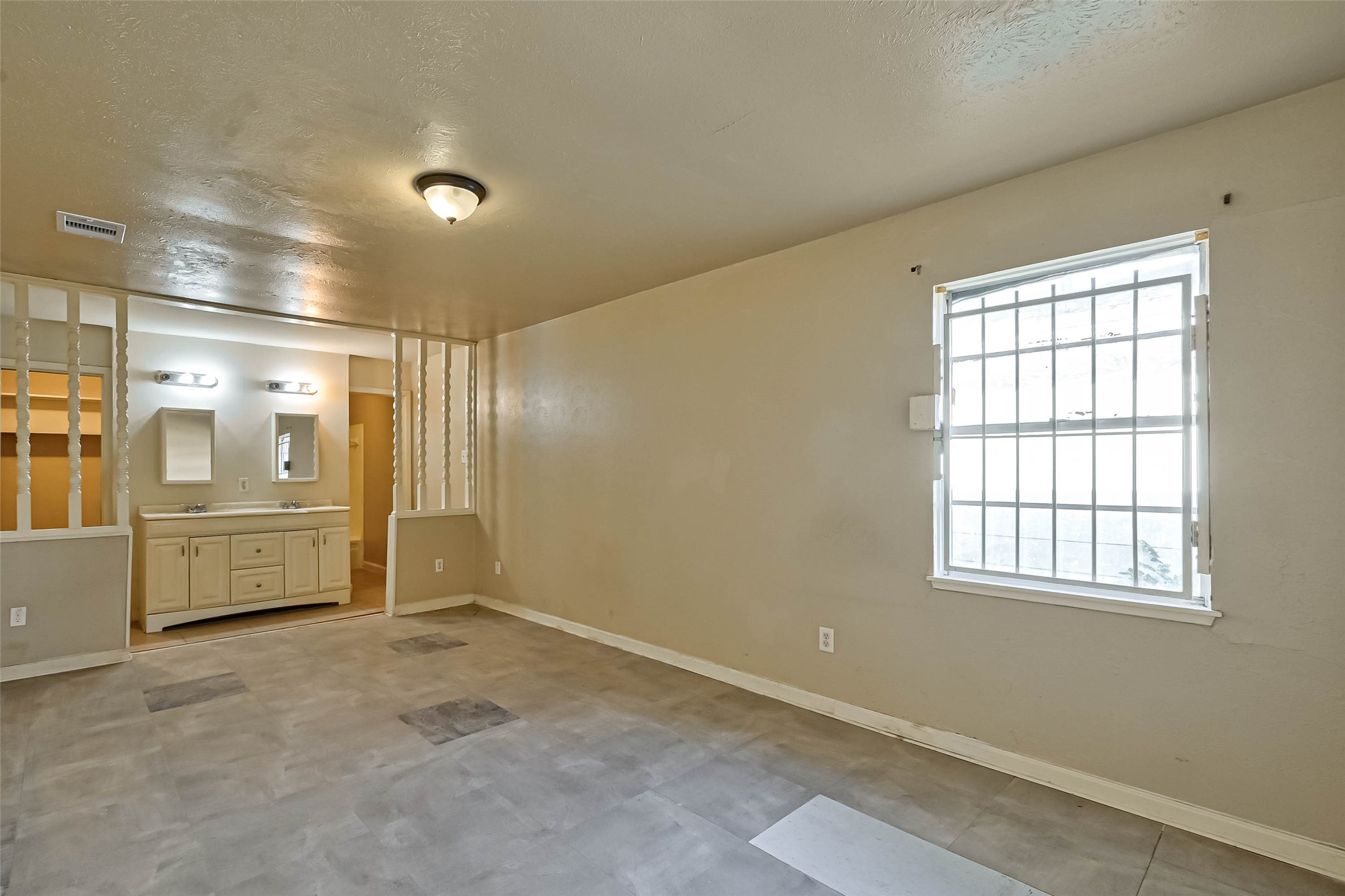 4307 Akard Street Property Photo 10