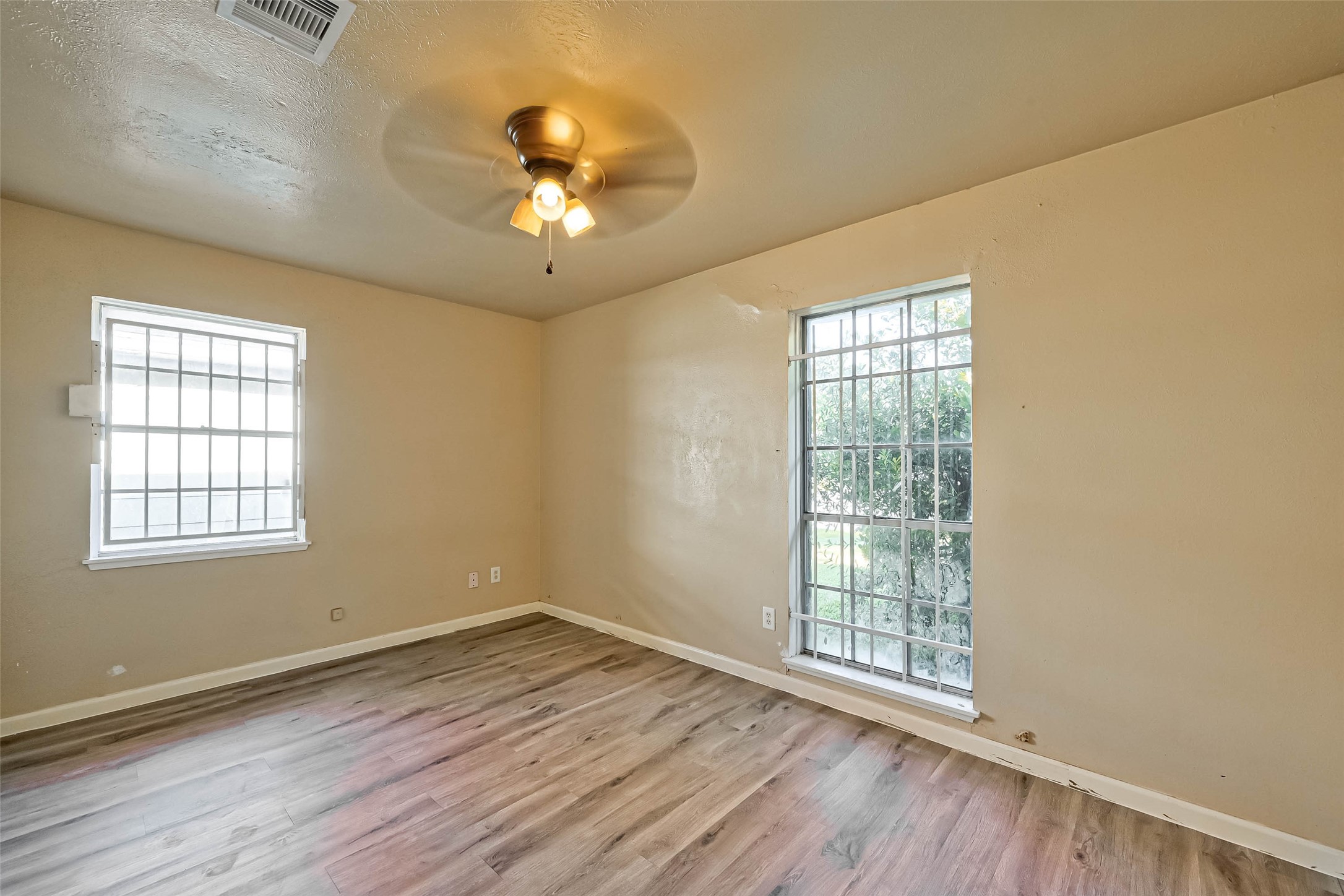 4307 Akard Street Property Photo 13