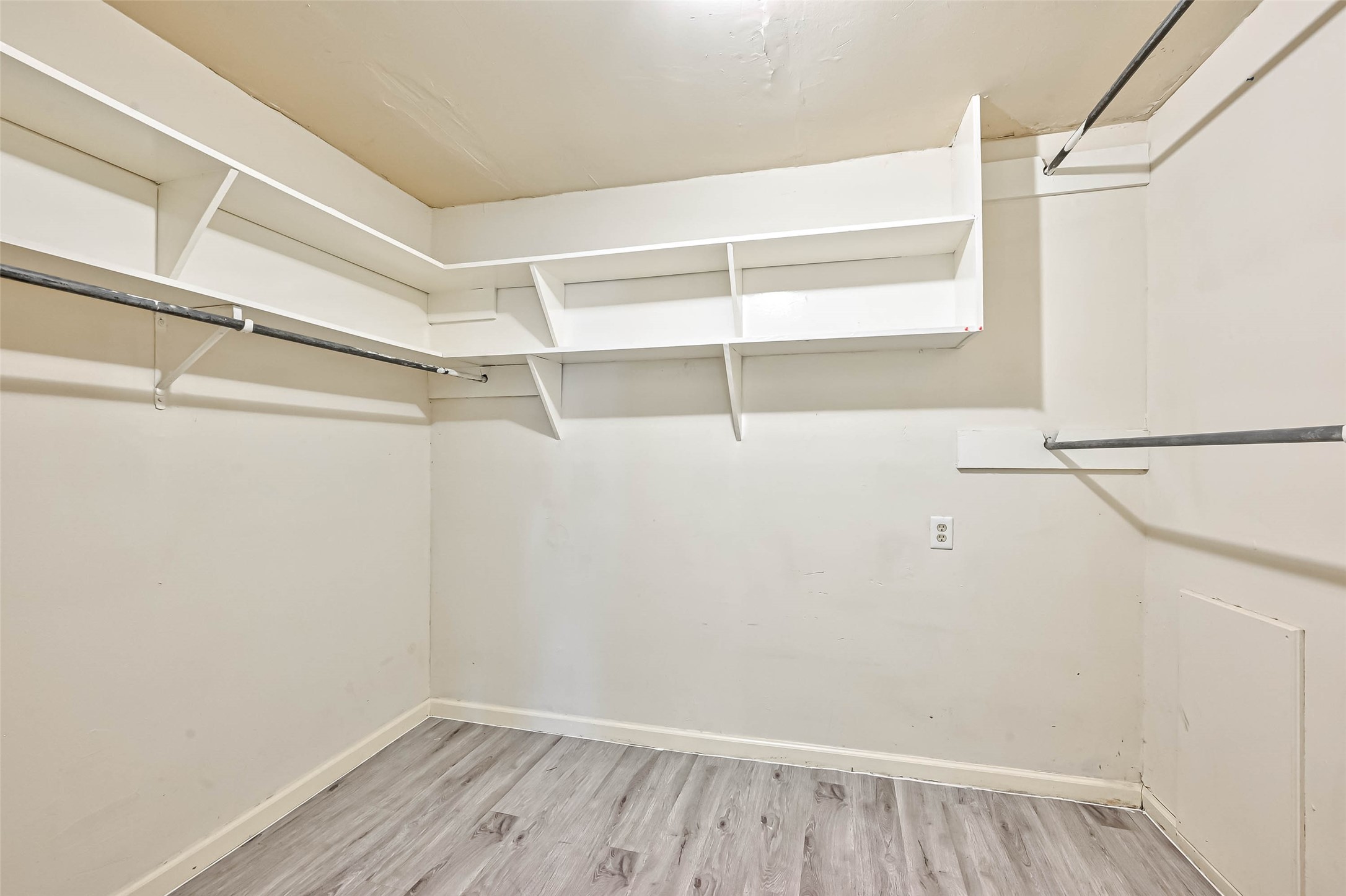 4307 Akard Street Property Photo 14