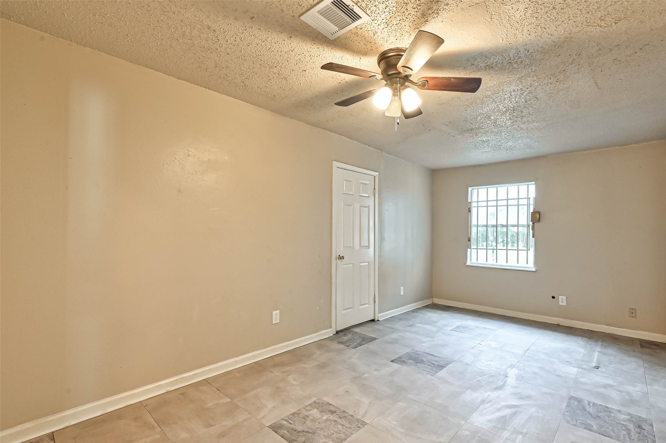 4307 Akard Street Property Photo 17