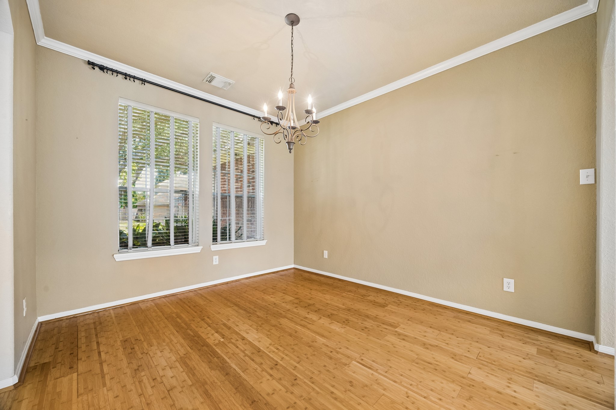 2843 Five Oaks Drive Property Photo 5