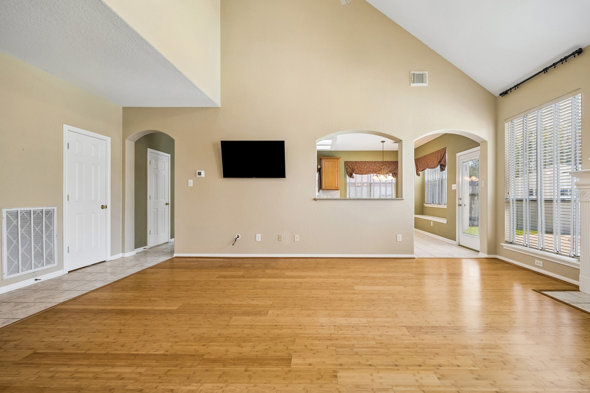 2843 Five Oaks Drive Property Photo 8
