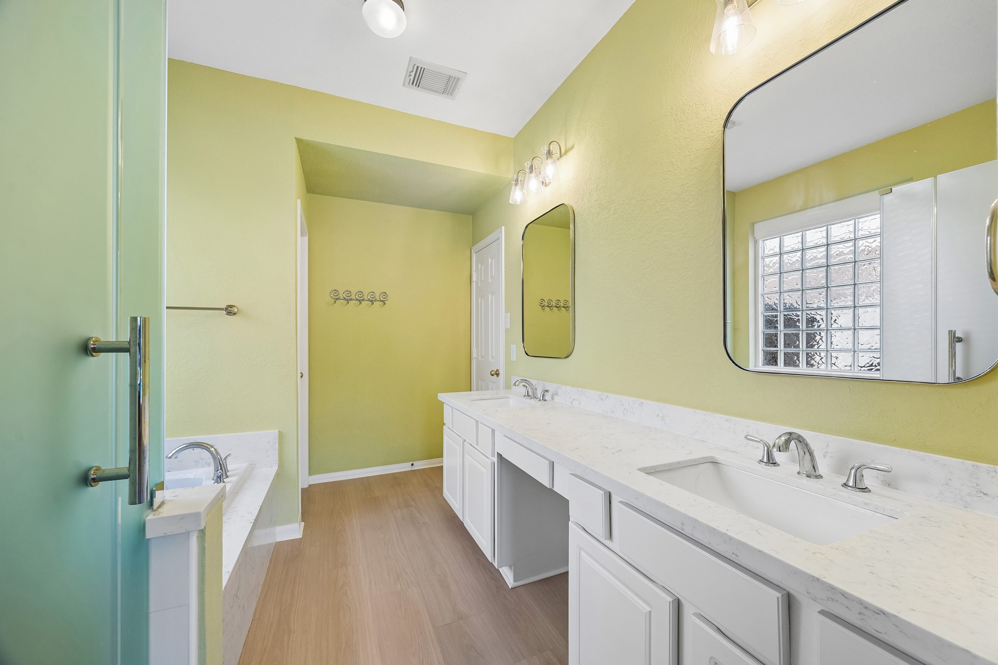 2843 Five Oaks Drive Property Photo 20
