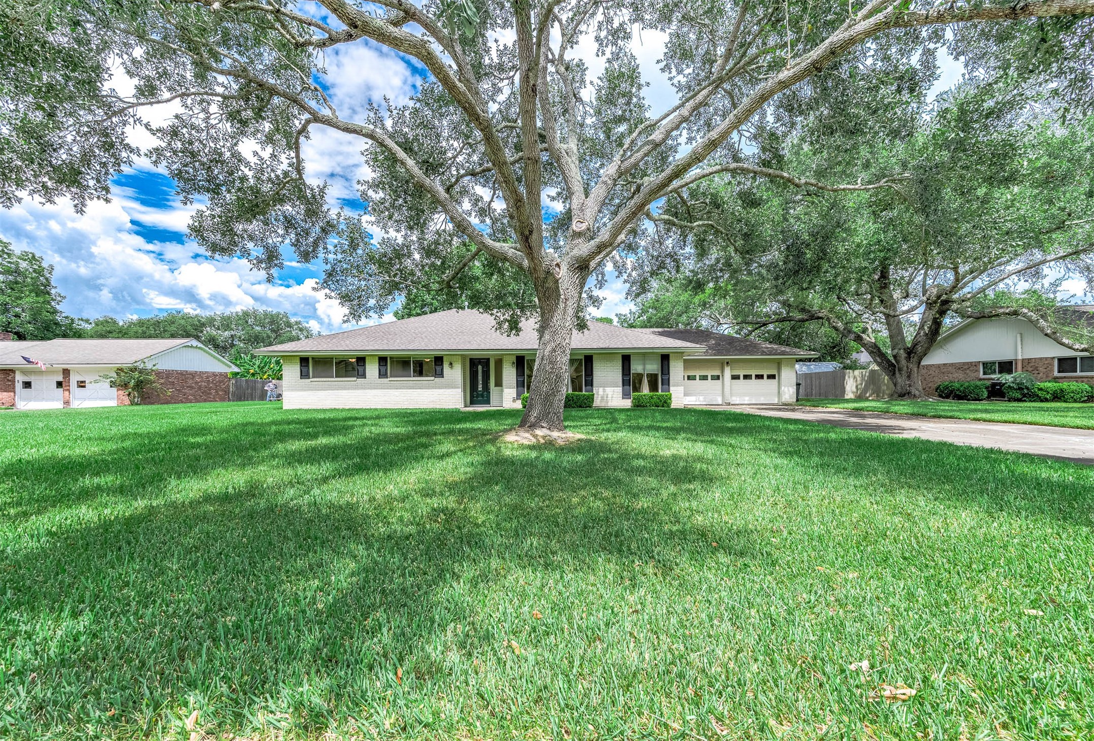 212 E Crestmont Drive Property Photo 1