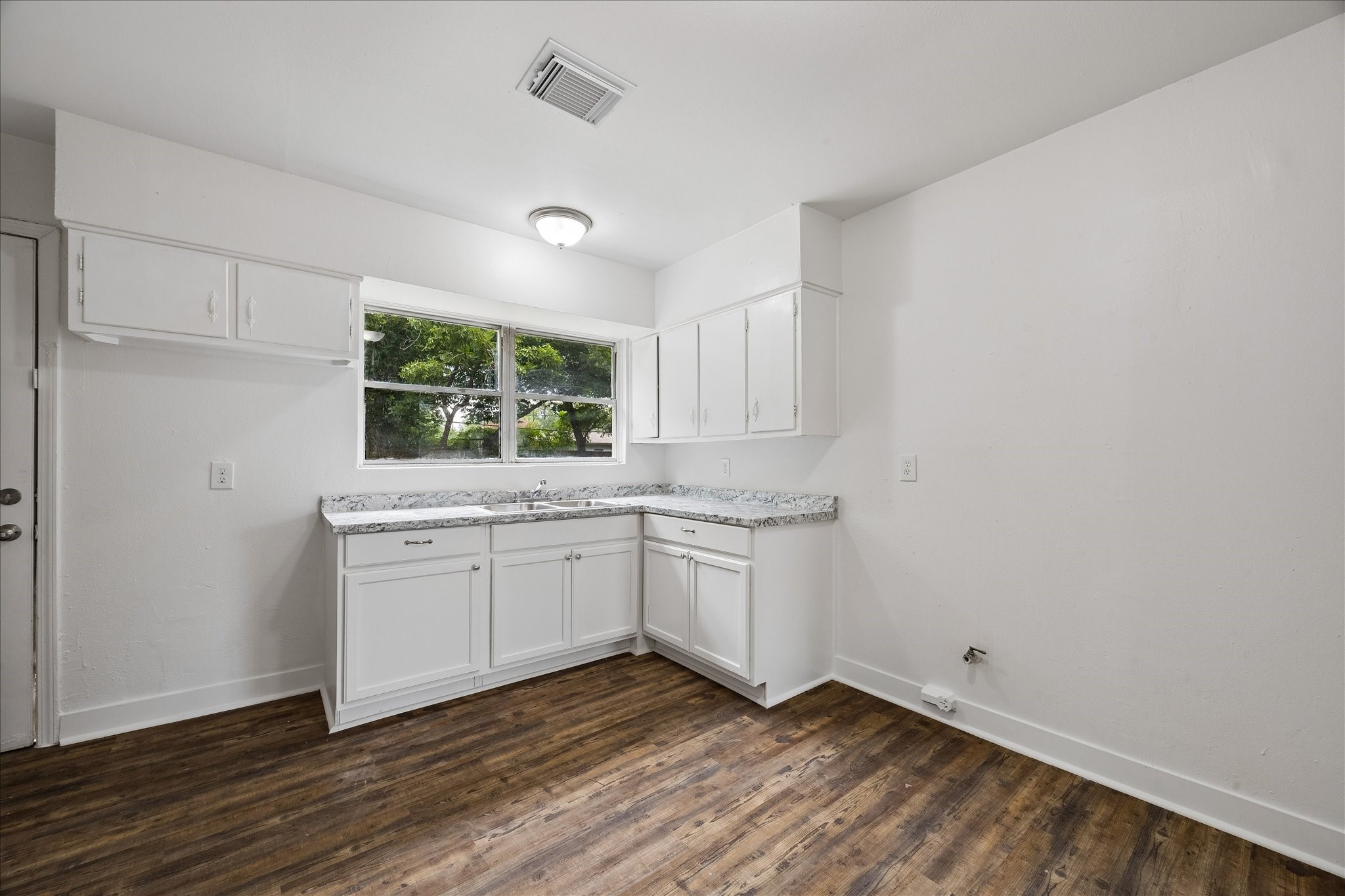 8607 Rockford Drive Property Photo 3