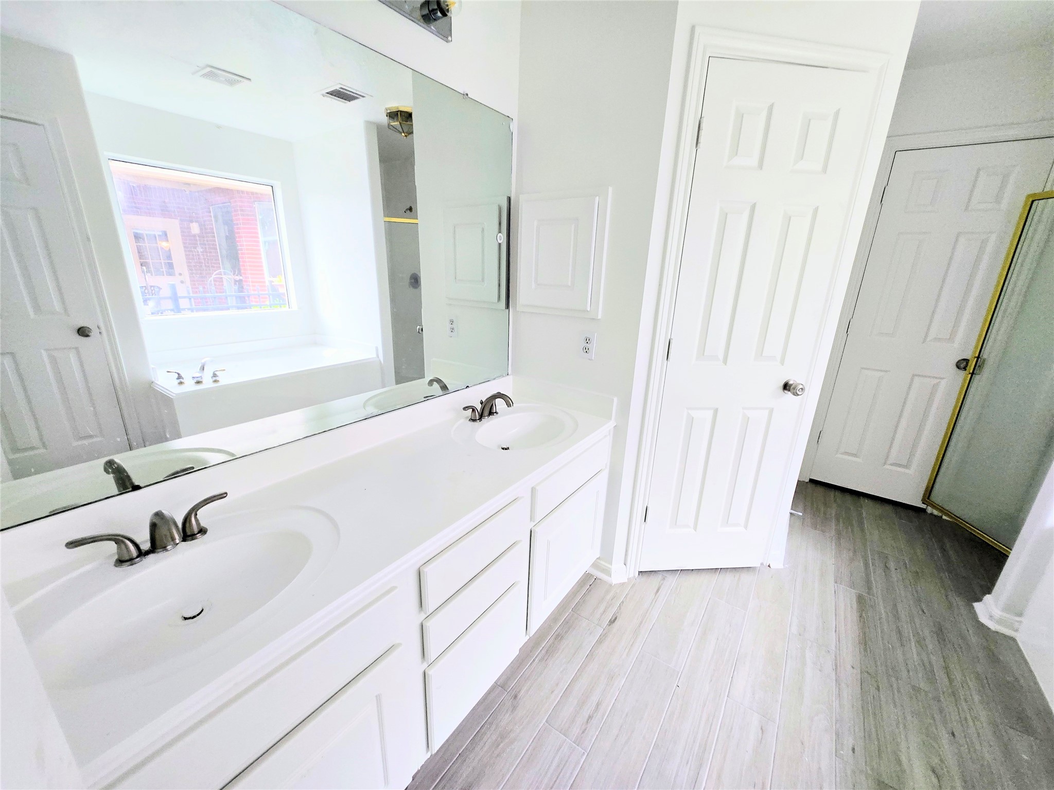 4018 Crystal Lake Circle N Property Photo 23