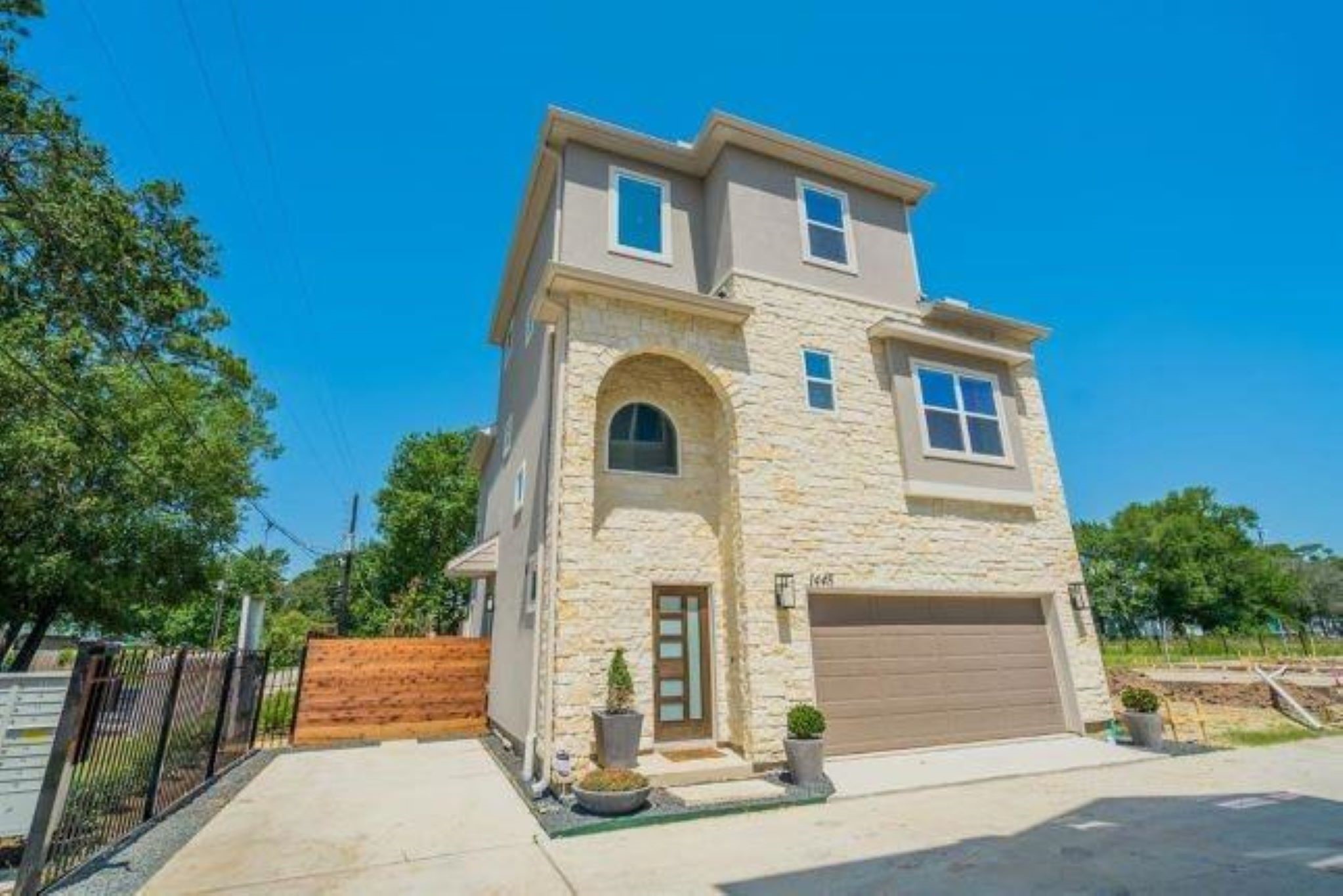 1414 W 34th 1/2 Street Property Photo 4