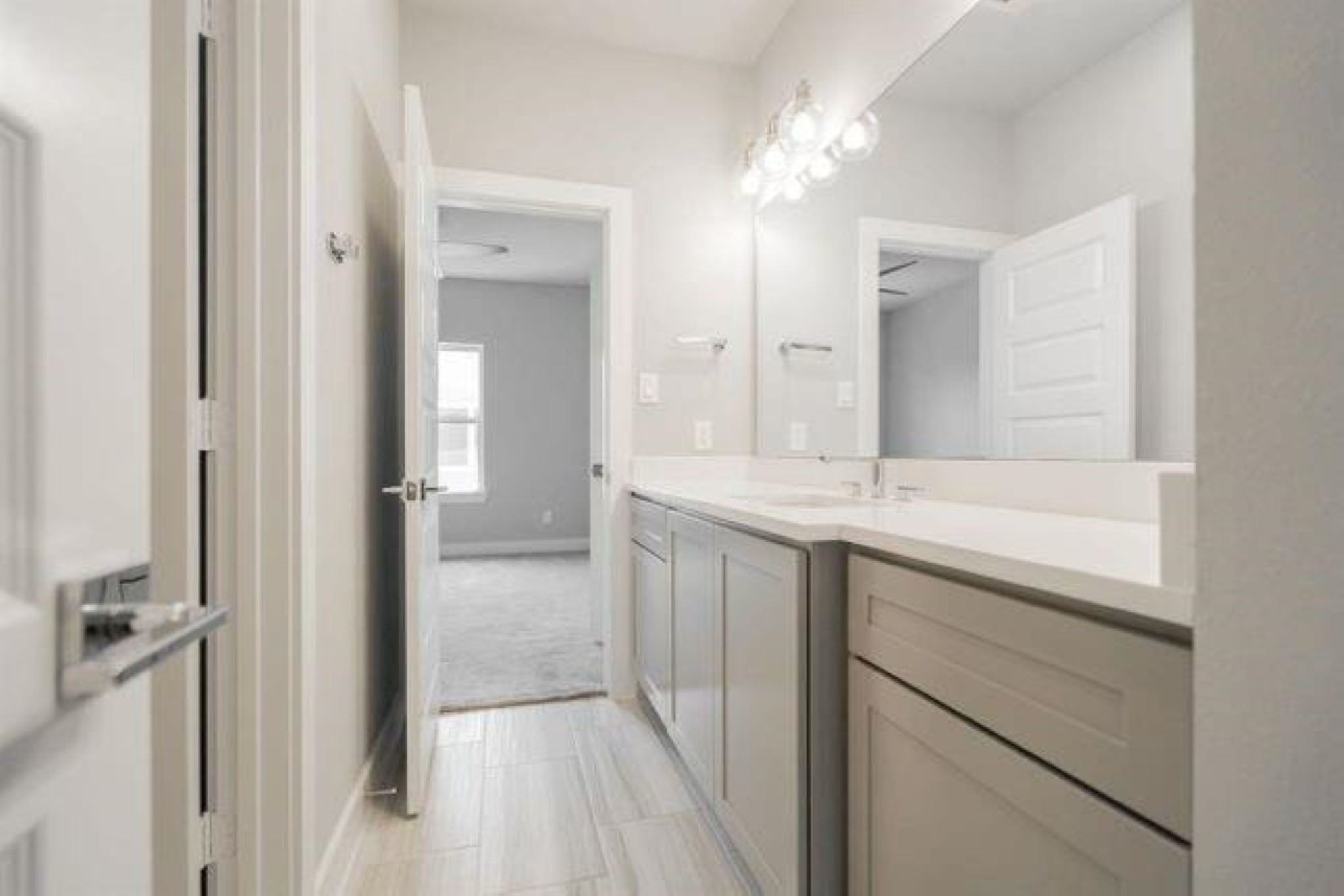 1414 W 34th 1/2 Street Property Photo 20