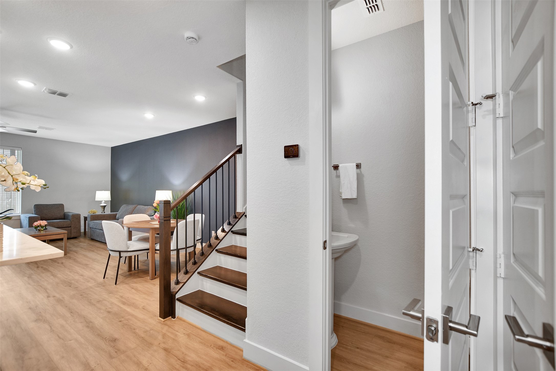 119 E 43rd Street B Property Photo 15