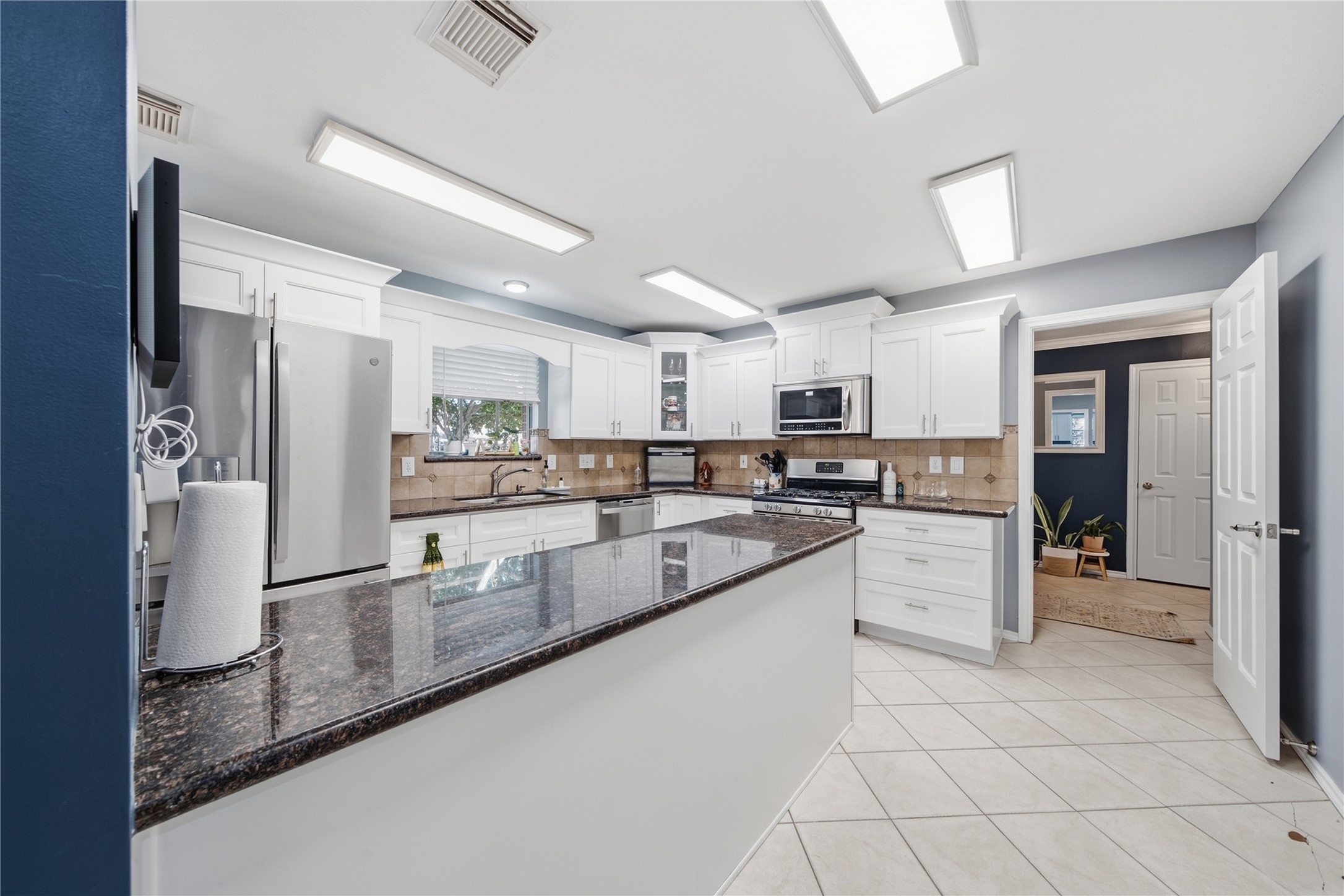 405 Regency Court Property Photo 6
