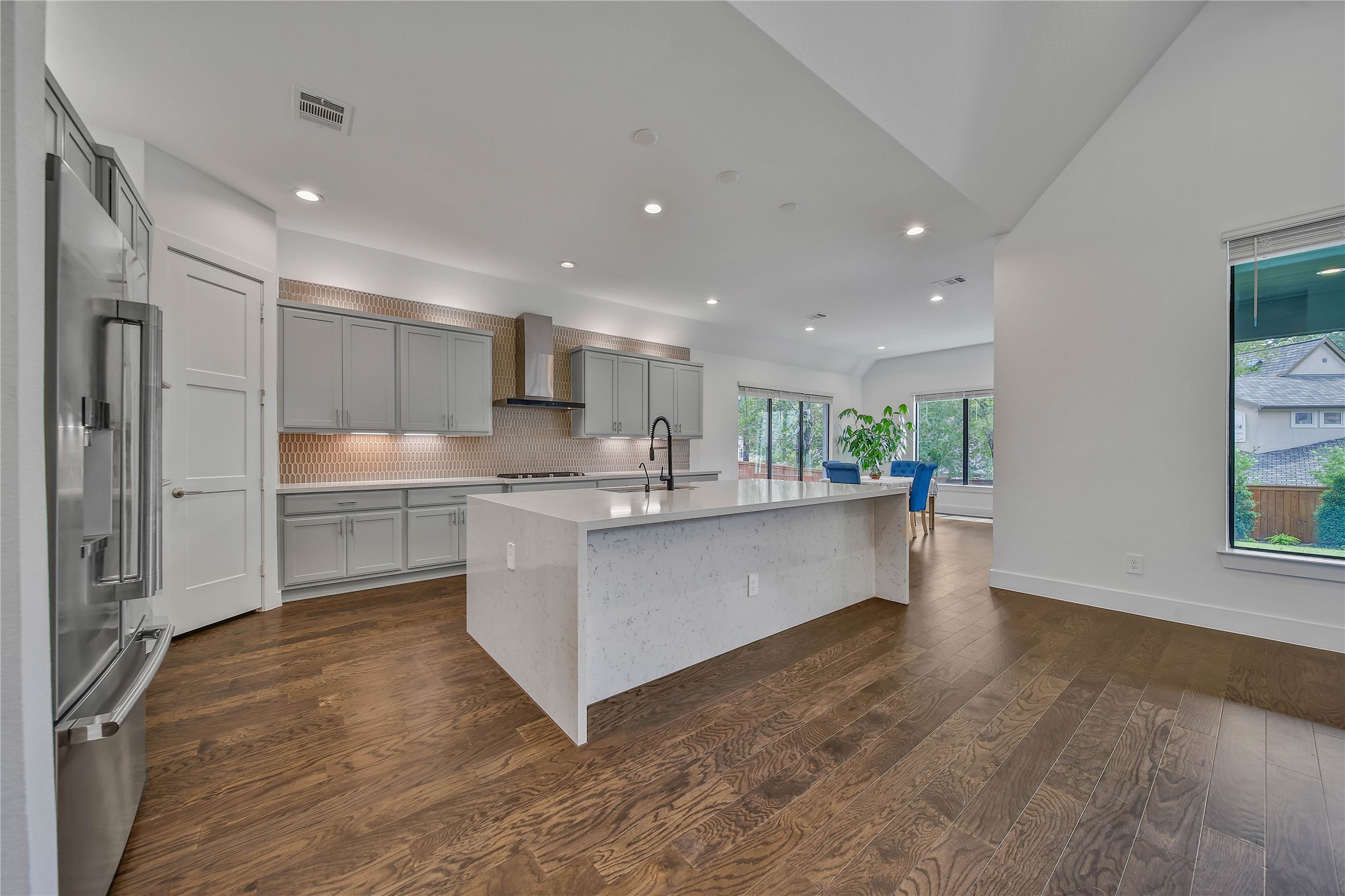 115 Oak Estates Drive Property Photo 3