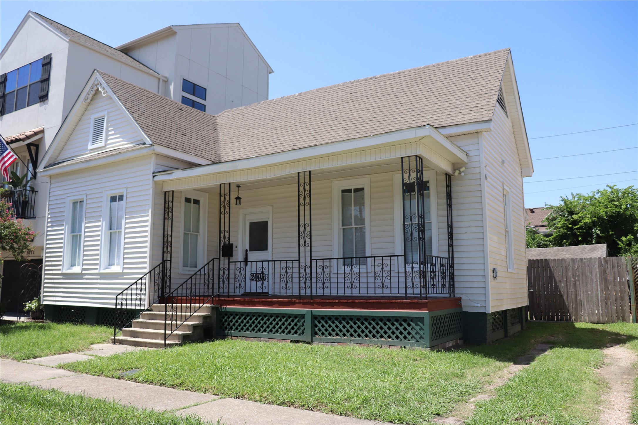 2008 Crockett Street Property Photo 1