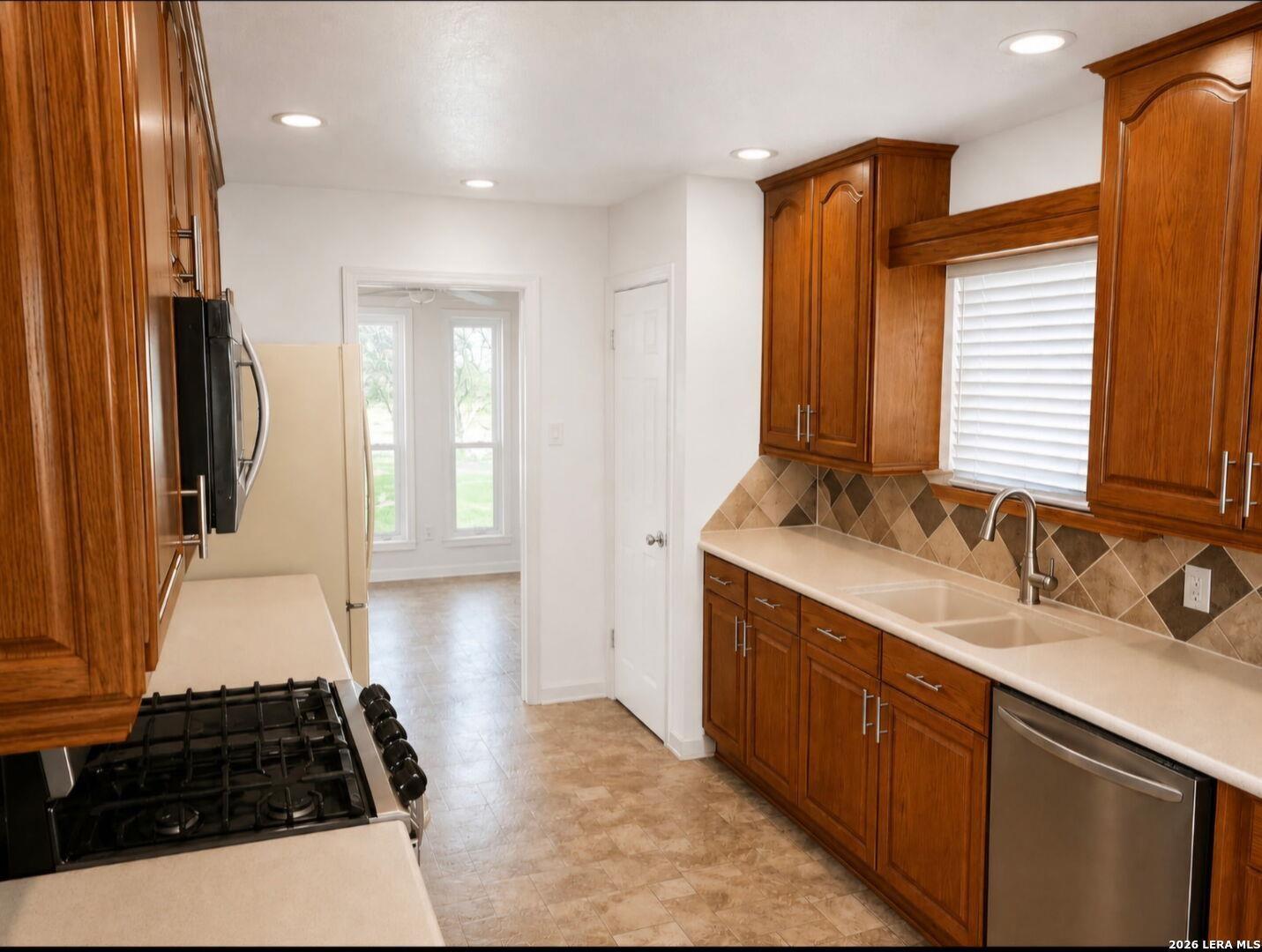 907 Redway Lane Property Photo 7