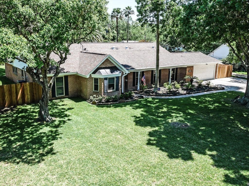 208 Lakeshore Drive Property Photo 6