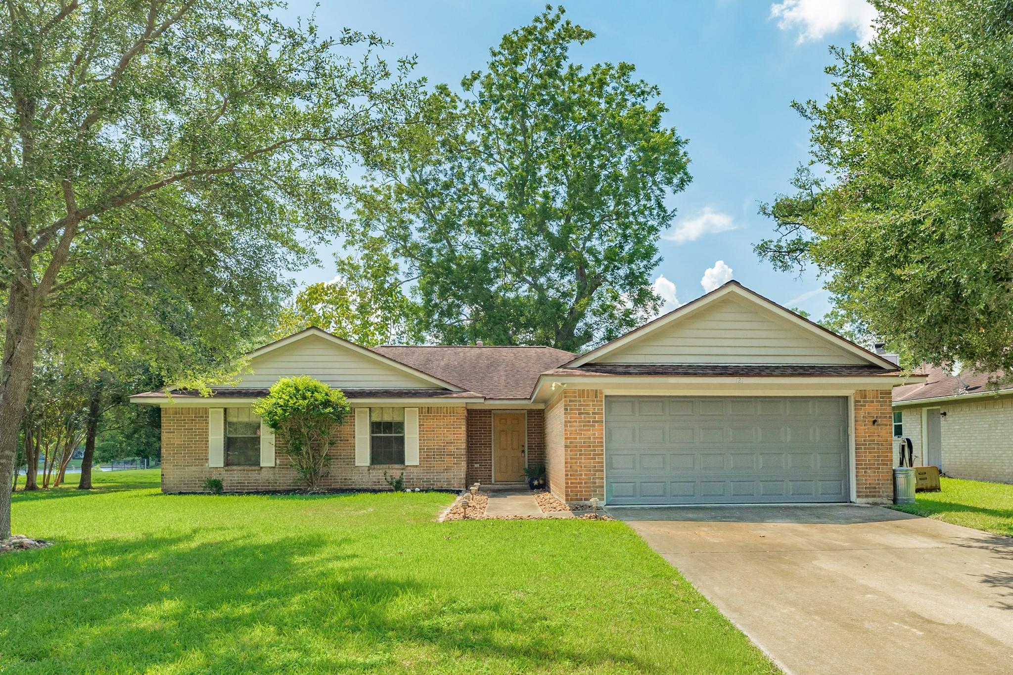 121 Bougainvillea Street, Lake Jackson Tx 77566 Property Photo 1
