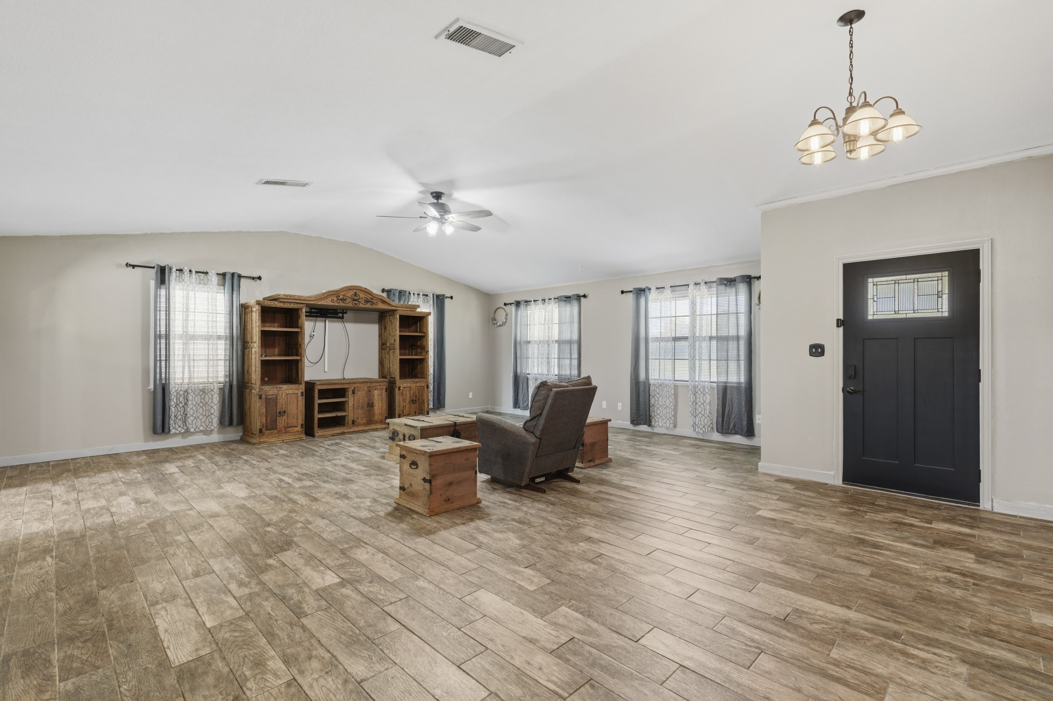 16101 Bluebird Street Property Photo 4