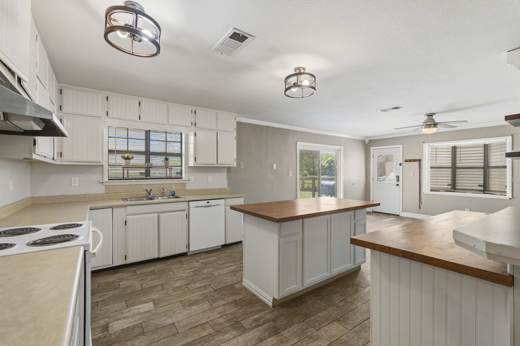 16101 Bluebird Street Property Photo 11