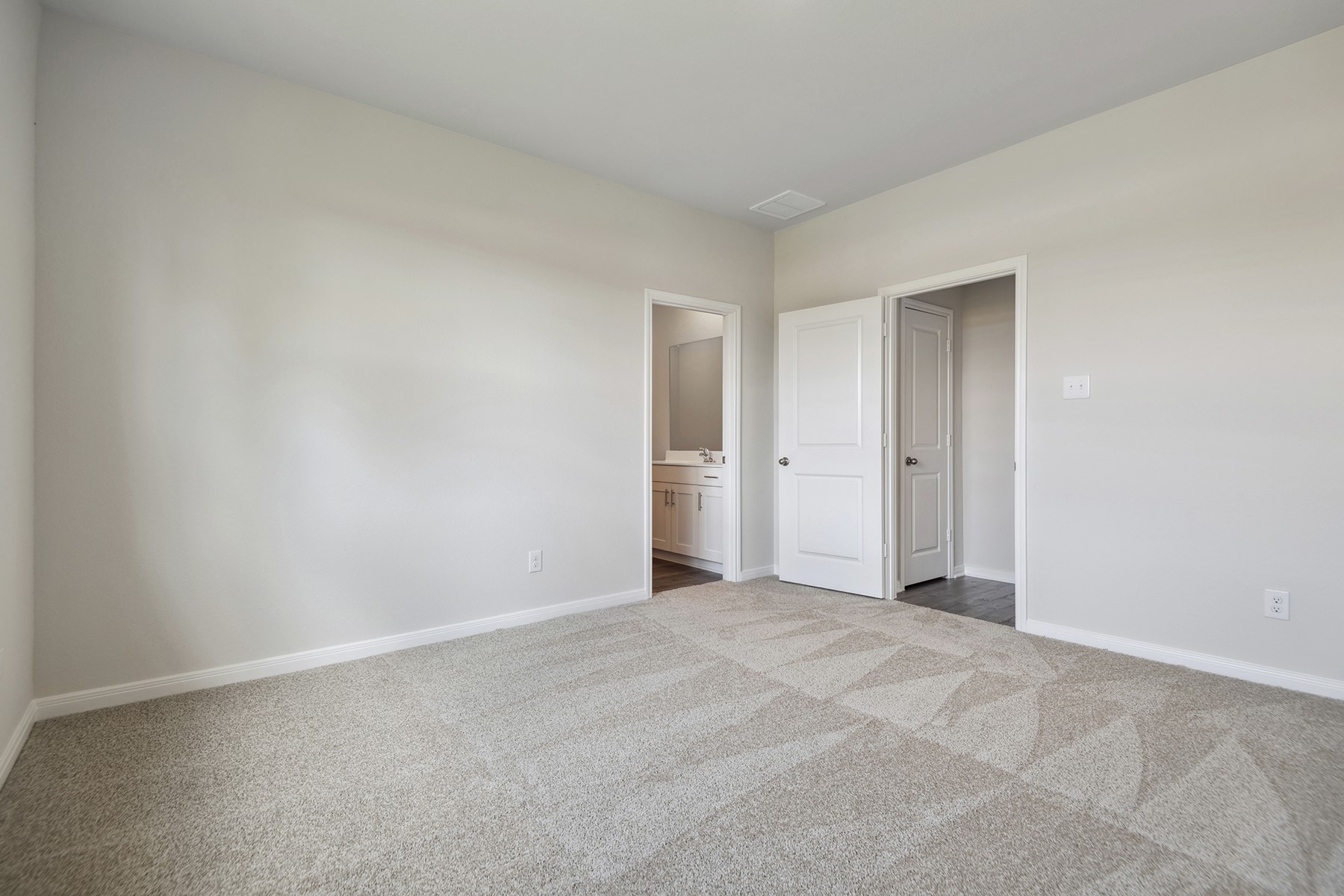 15875 Berry Hill Drive Property Photo 12