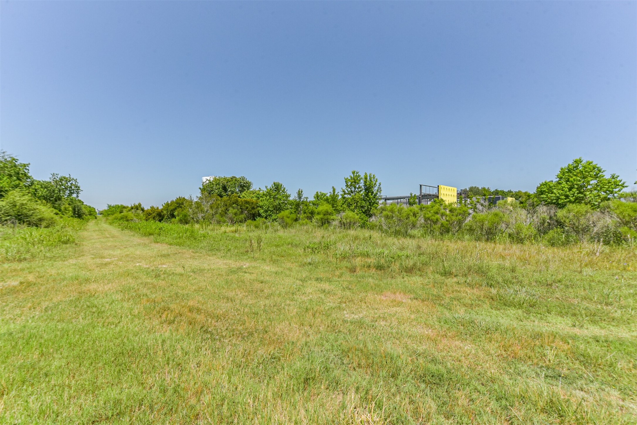 5226 N Main Street Property Photo 3