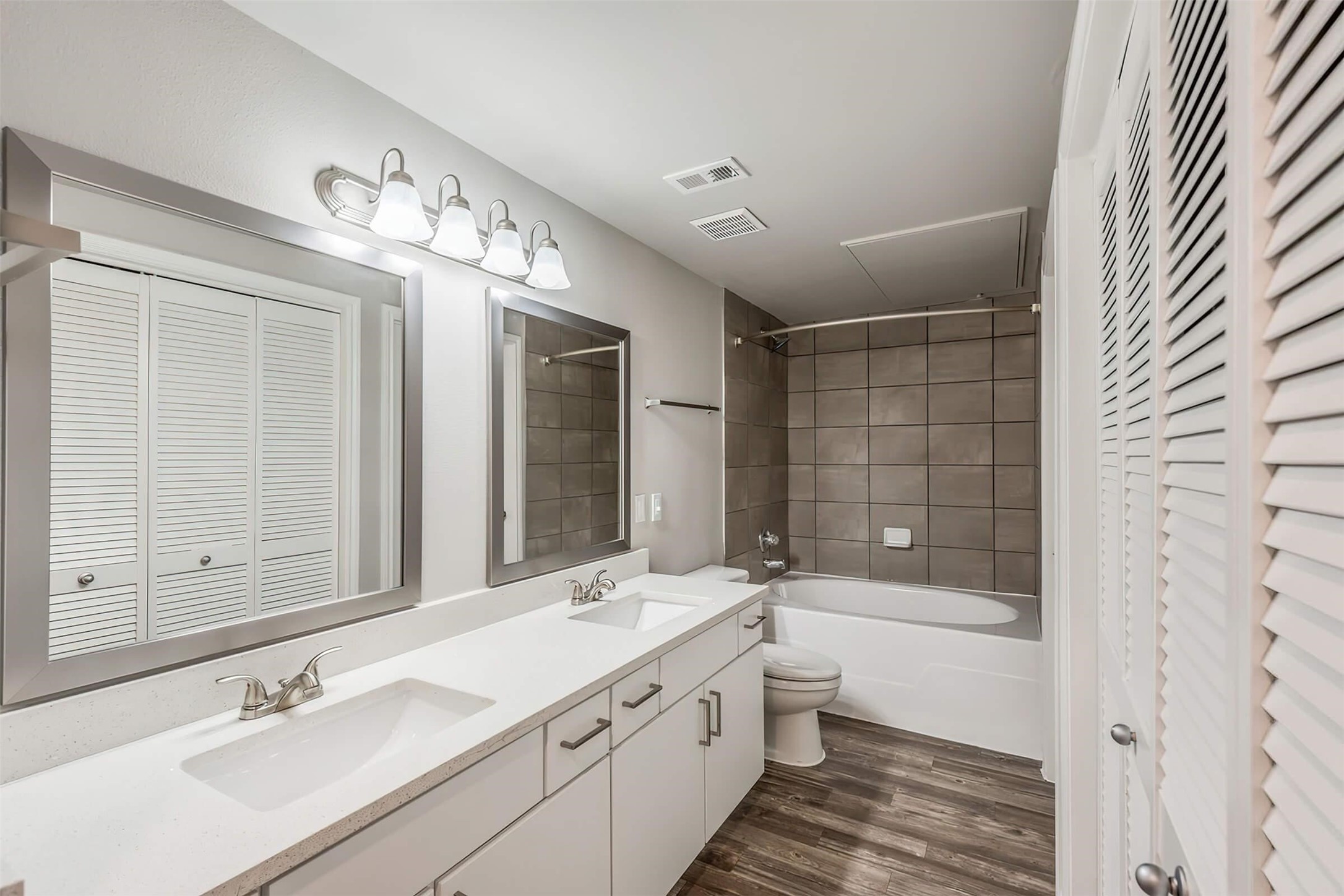 19100 N Glenwest Drive 936 Property Photo 8