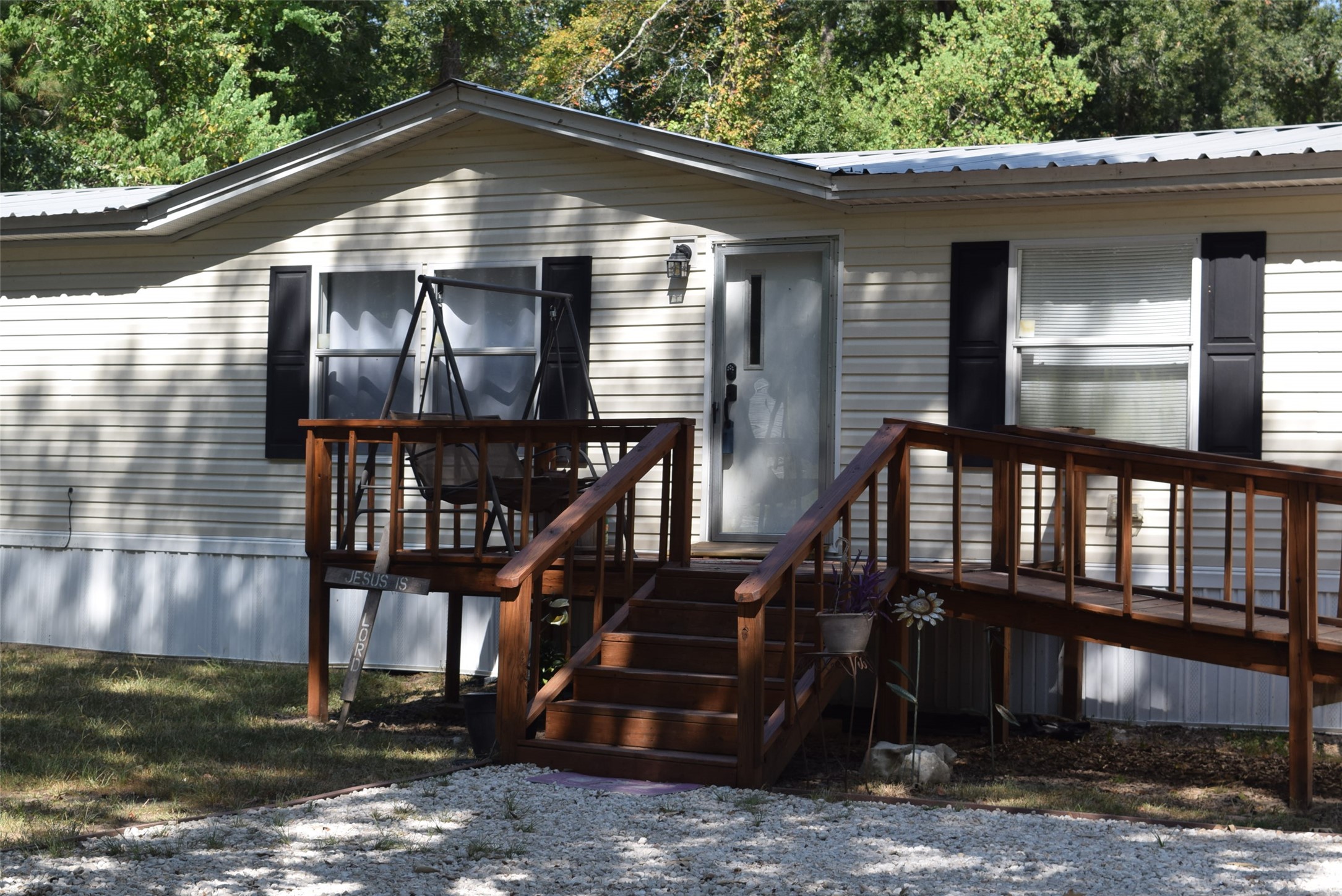 541 Mid Lane Property Photo