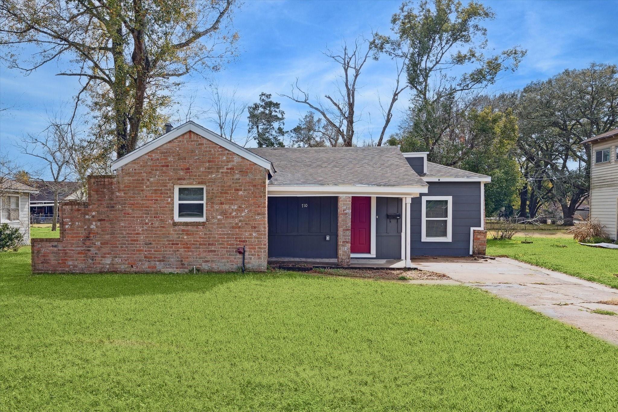 710 E Magnolia Street, Angleton TX 77515 Property Photo 1
