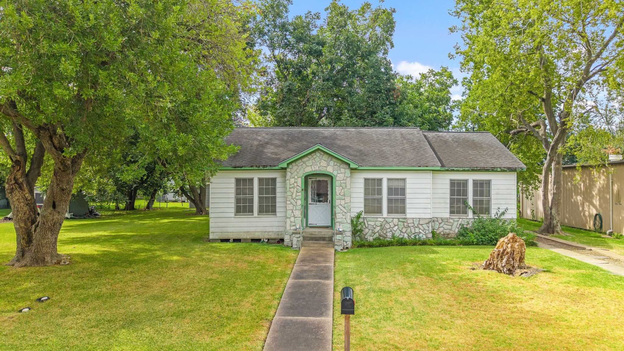 209 Schilling Street Property Photo 2