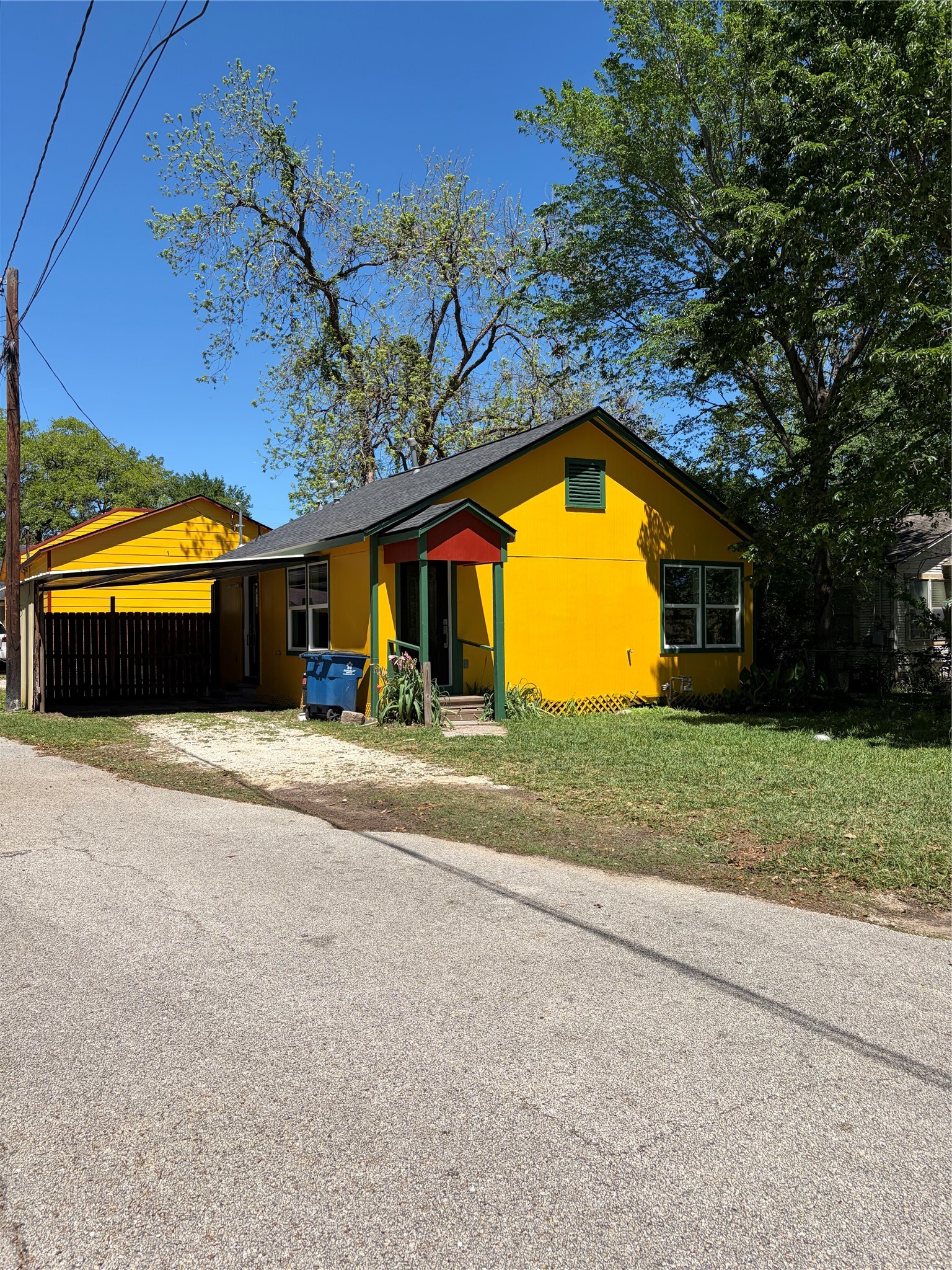 318 N Avenue H Property Photo 1