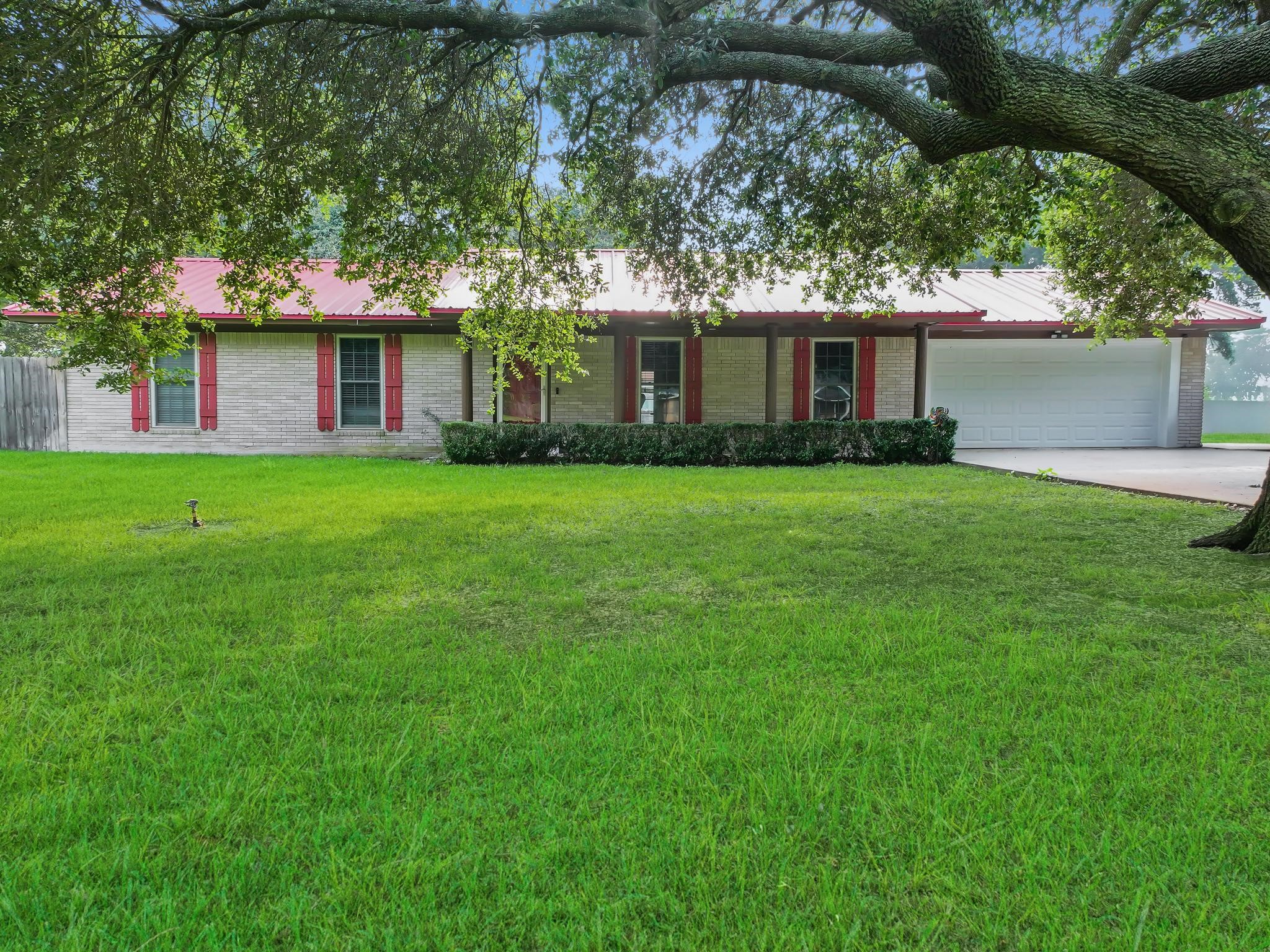 10922 Glen Oaks Street Property Photo 2