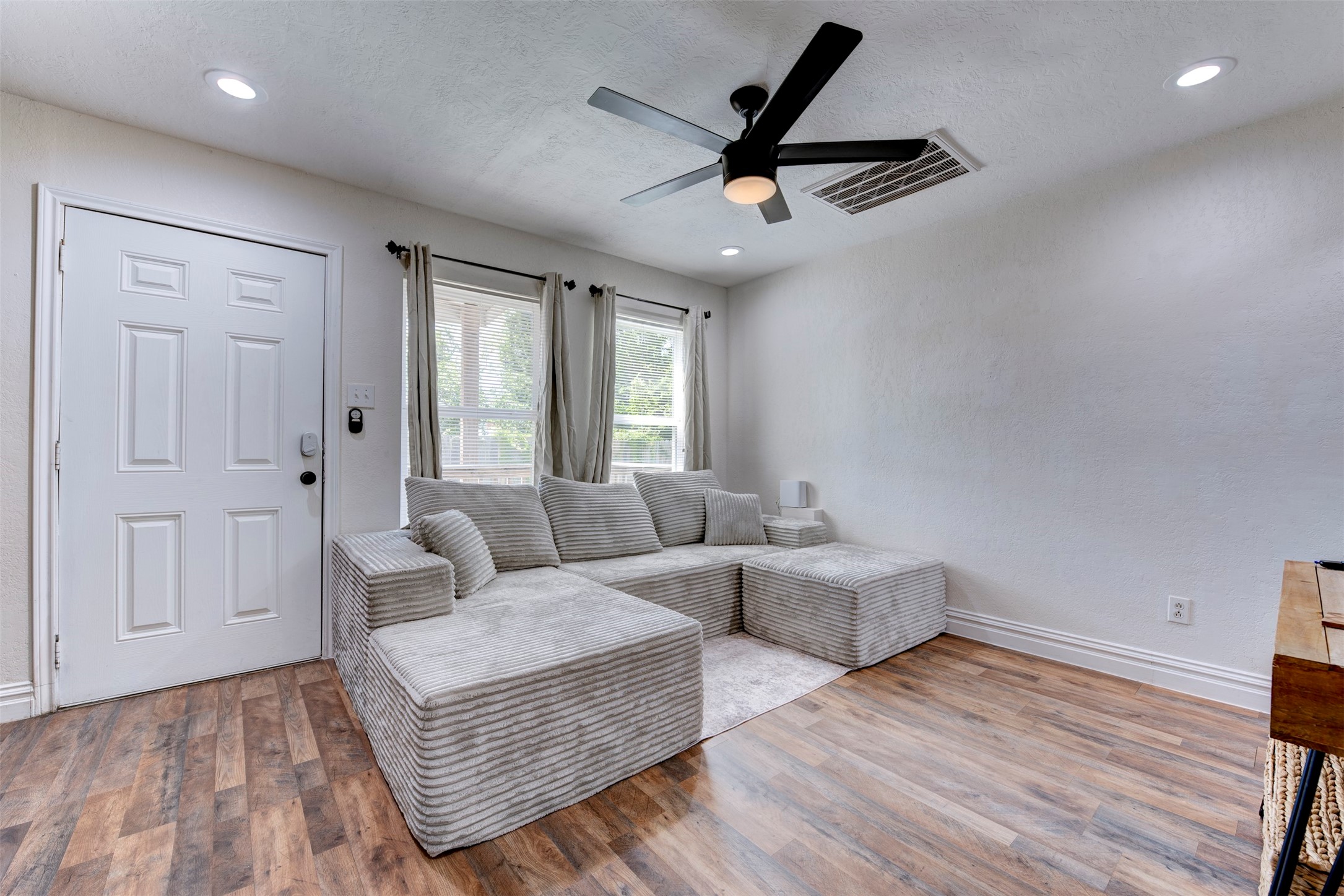 1121 Panama Street Property Photo 6
